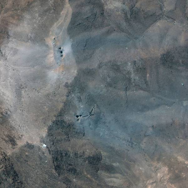 Dieses von Maxar Technologies zur Verfügung gestellte Satellitenbild zeigt eine Nahaufnahme von Kratern und Asche auf einem Hügel bei der Anreicherungsanlage Fordo im Iran nach den US-Angriffen am 22. Juni 2025.