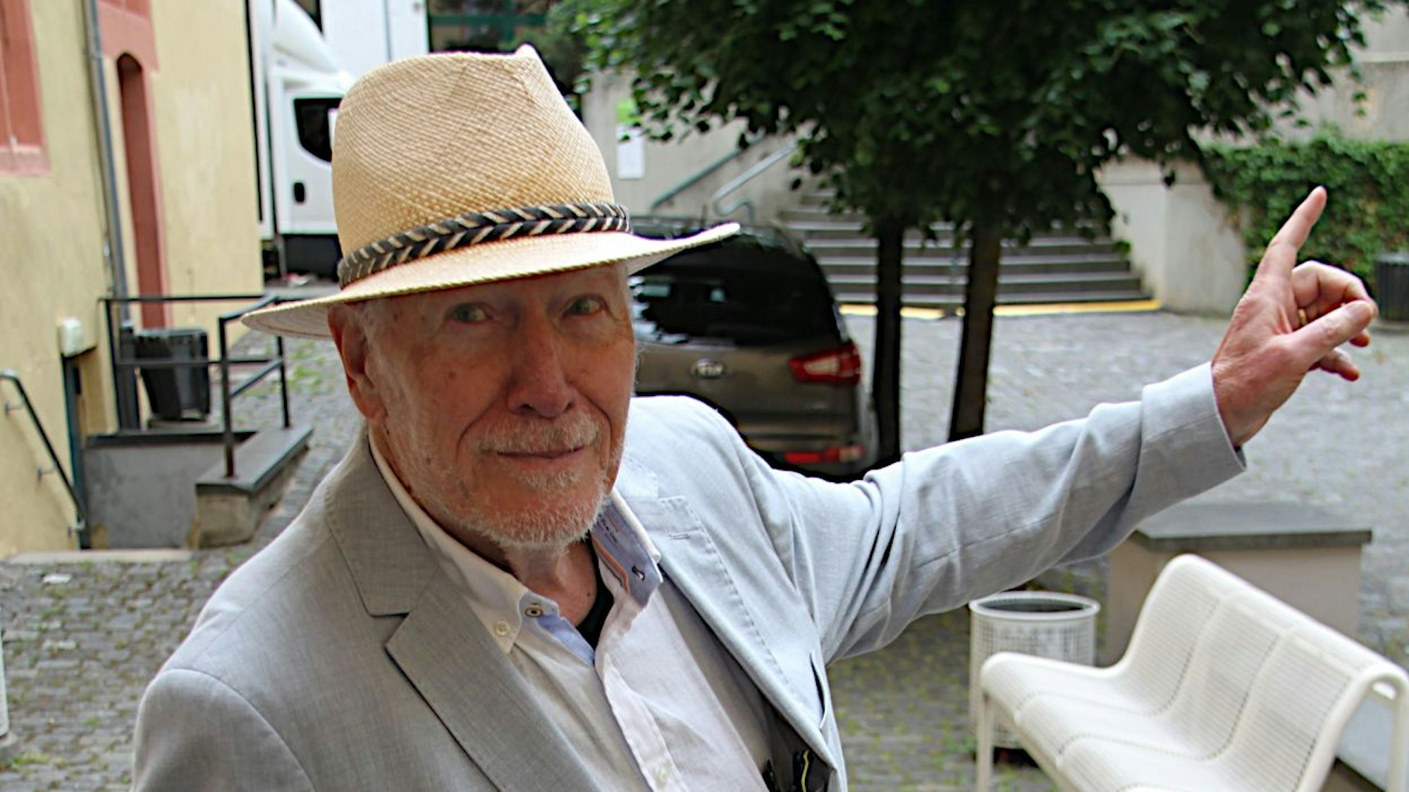 Das Bild zeigt Klaus-Hartmut Iltgen, der in die Richtung zeigt, in der sich der obere Schulhof befindet.