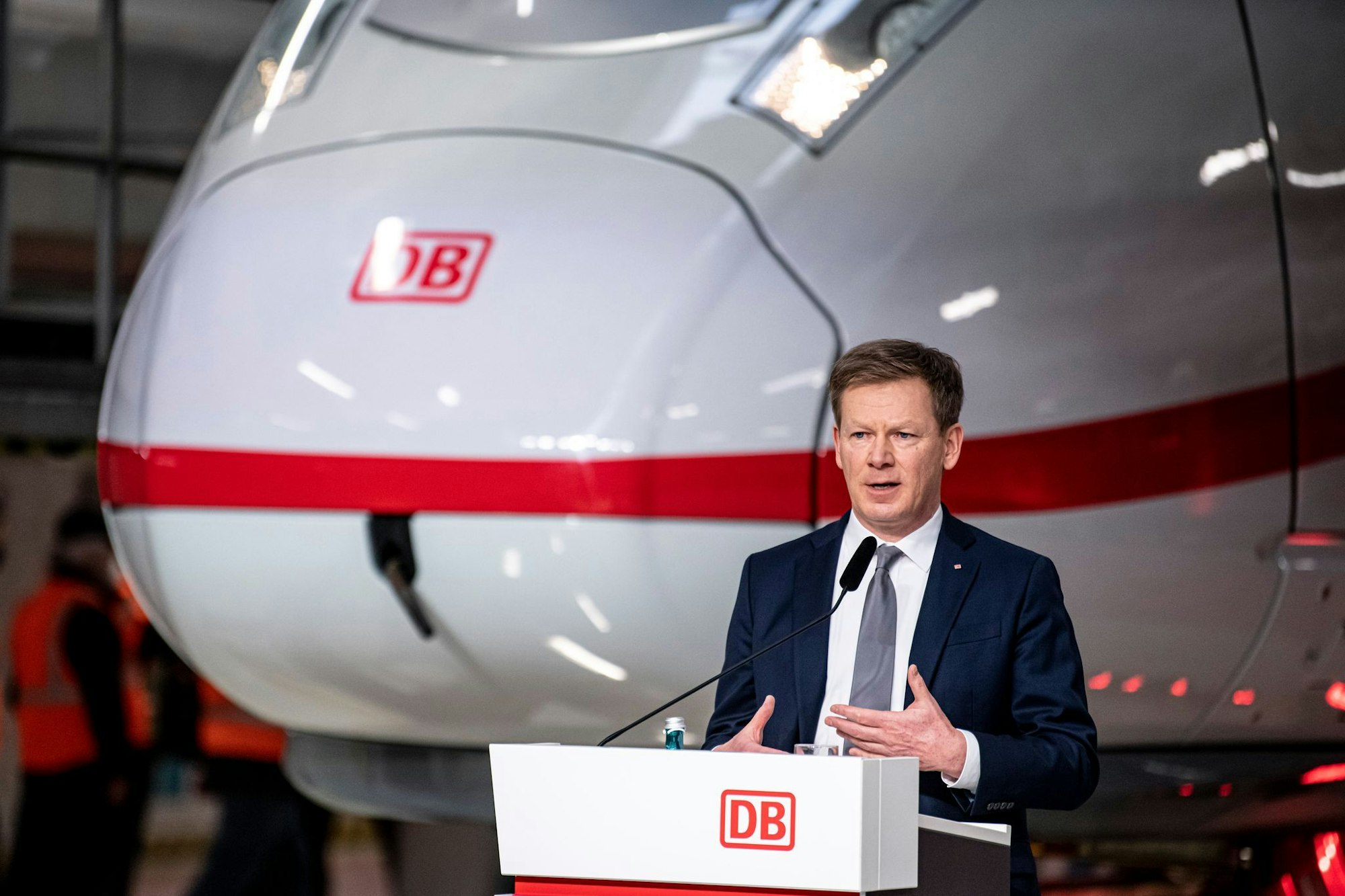 Bahnchef Richard Lutz dürfte noch einige Monate Zeit haben, bis eine Entscheidung über seinen Verbleib an der Konzernspitze getroffen wird. (Archivbild)