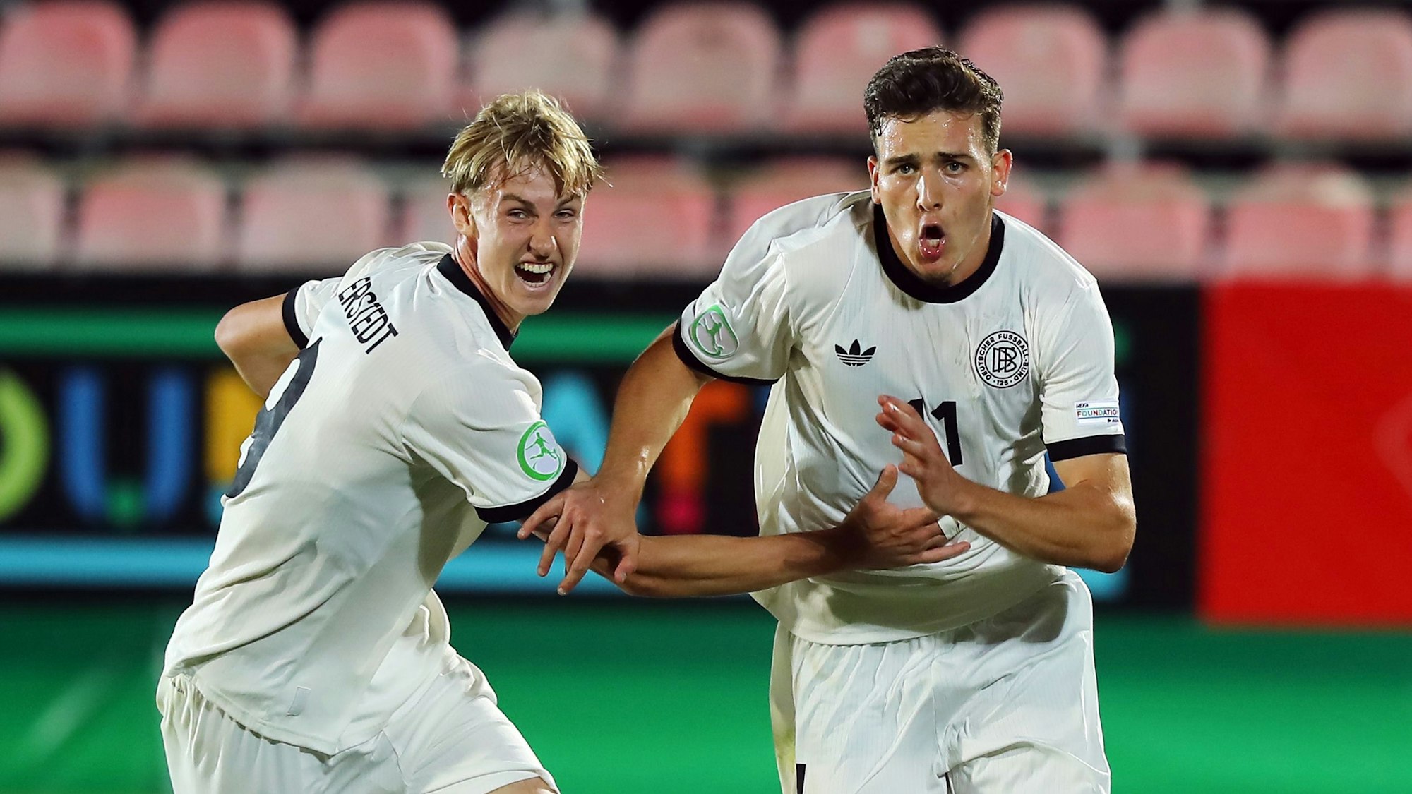 Rumänien, Bukarest: Fußball, U19 Männer, EM, Norwegen - Deutschland, Vorrunde, Gruppe B, 3. Spieltag, Deutschlands Said El Mala (r) bejubelt sein Tor zum 1:2 mit Max Moerstedt.