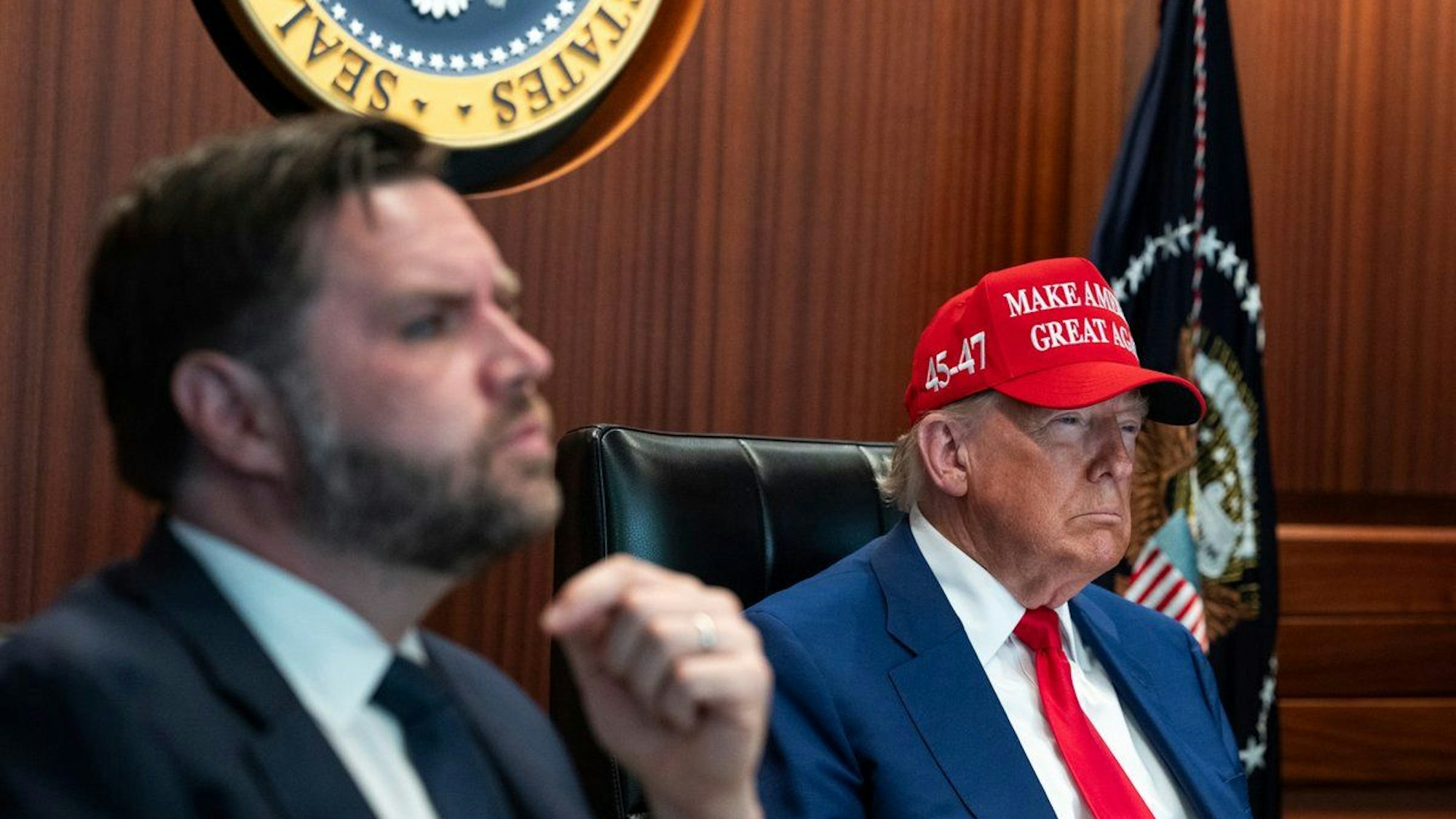 dpatopbilder - HANDOUT - 21.06.2025, USA, Washington: Auf diesem vom Weißen Haus zur Verfügung gestellten Bild sitzen US-Präsident Donald Trump, rechts, und US-Vizepräsident JD Vance im Situation Room im Weißen Haus in Washington. Foto: -/The White House via AP/dpa - ACHTUNG: Nur zur redaktionellen Verwendung und nur mit vollständiger Nennung des vorstehenden Credits +++ dpa-Bildfunk +++