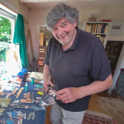 Das Foto zeigt Peter Schauerte-Lüke und einige seiner Darsteler aus Papier.