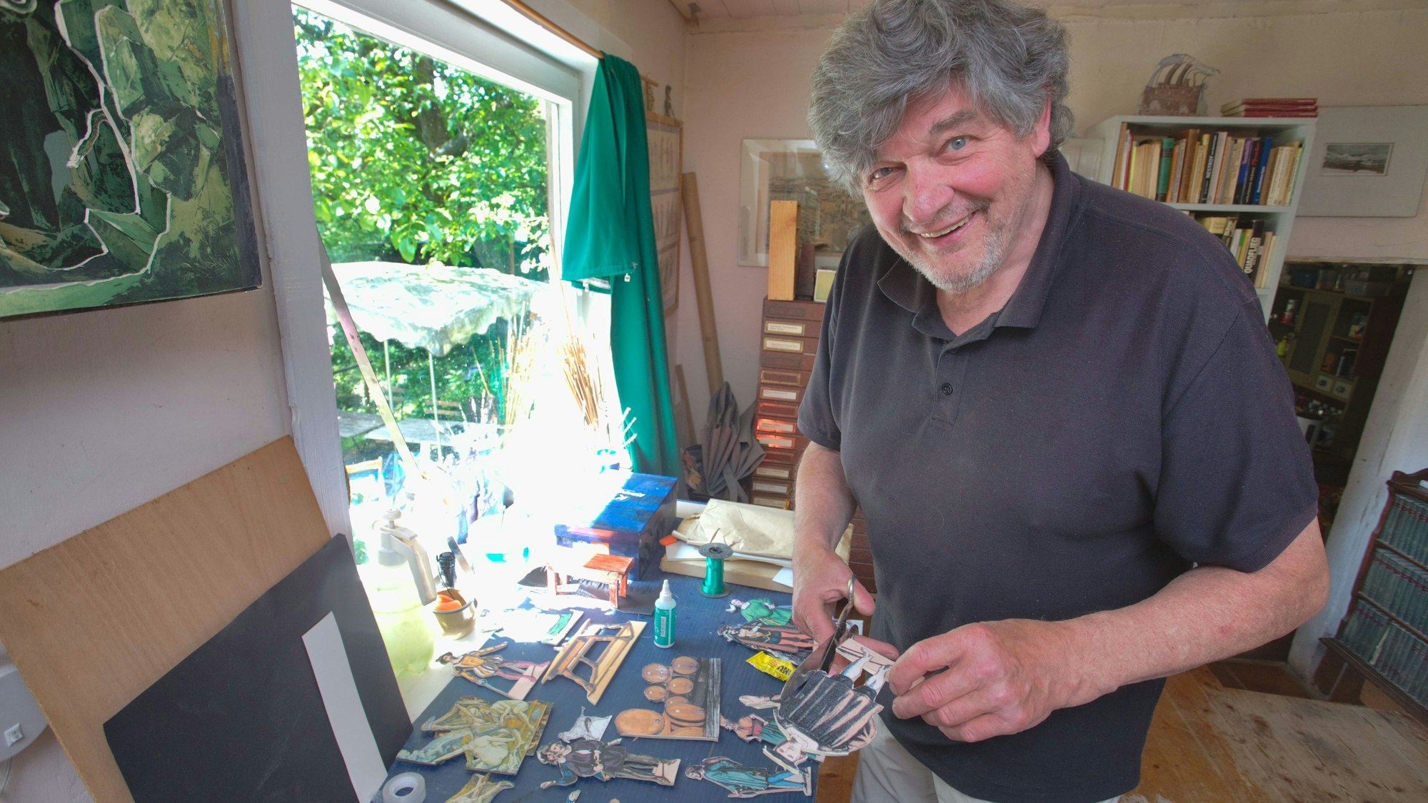 Das Foto zeigt Peter Schauerte-Lüke und einige seiner Darsteler aus Papier.