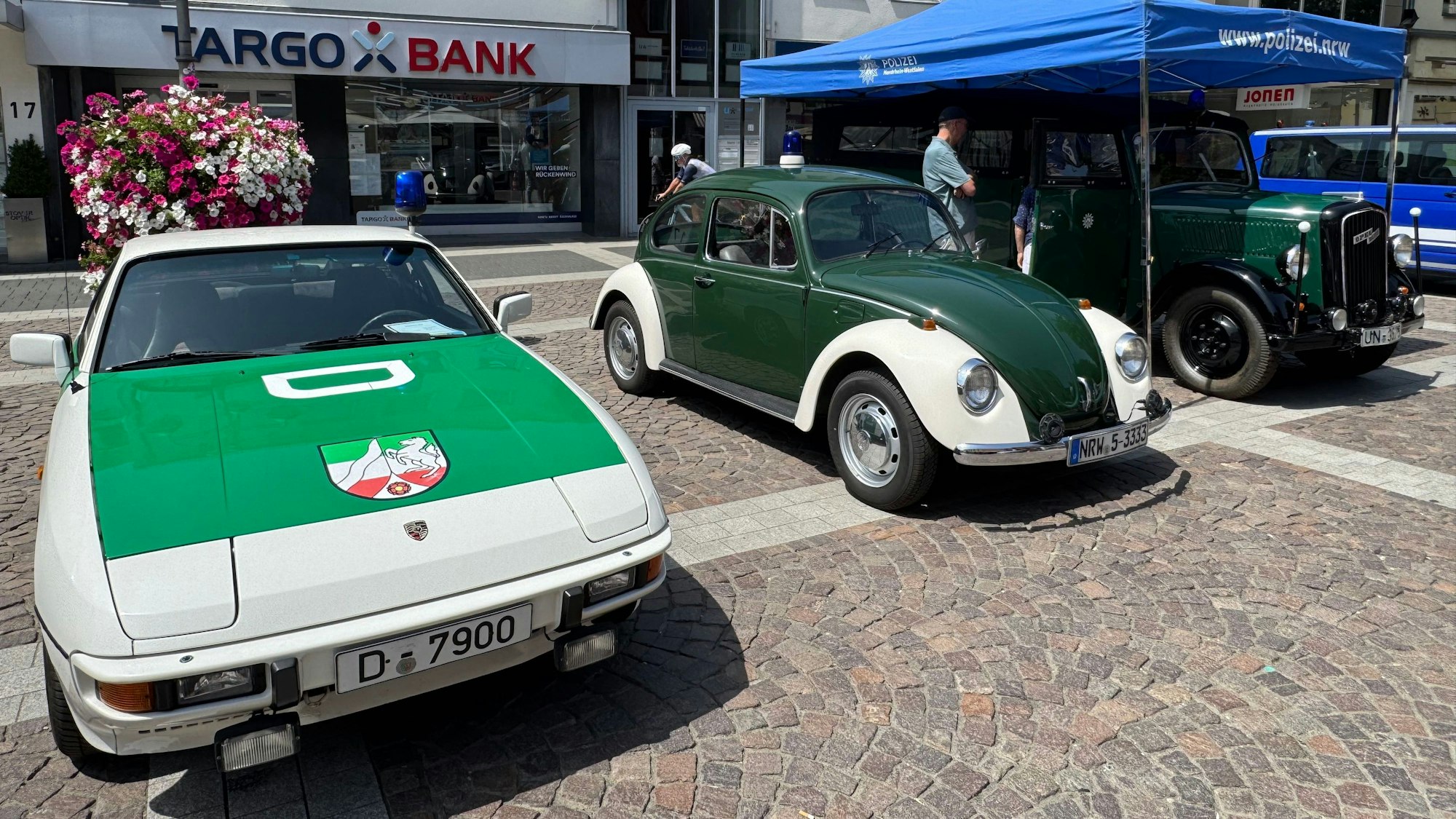 Auf dem Foto sind historische Fahrzeuge der Polizei zu sehen.