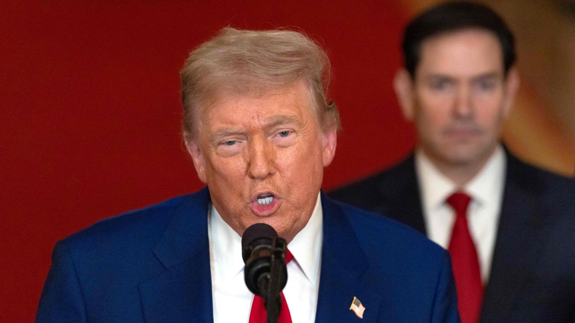 Das Bild zeigt US-Präsident Donald Trump an einem Rednerpult. Foto: Carlos Barria / AFP