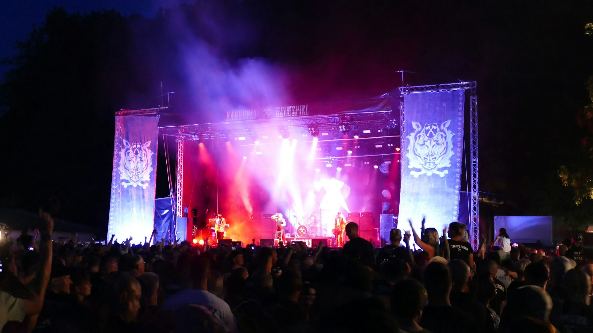 Arbeiter bauen am Mittwoch noch die Bühne auf dem Festival-Gelände in Windeck auf.