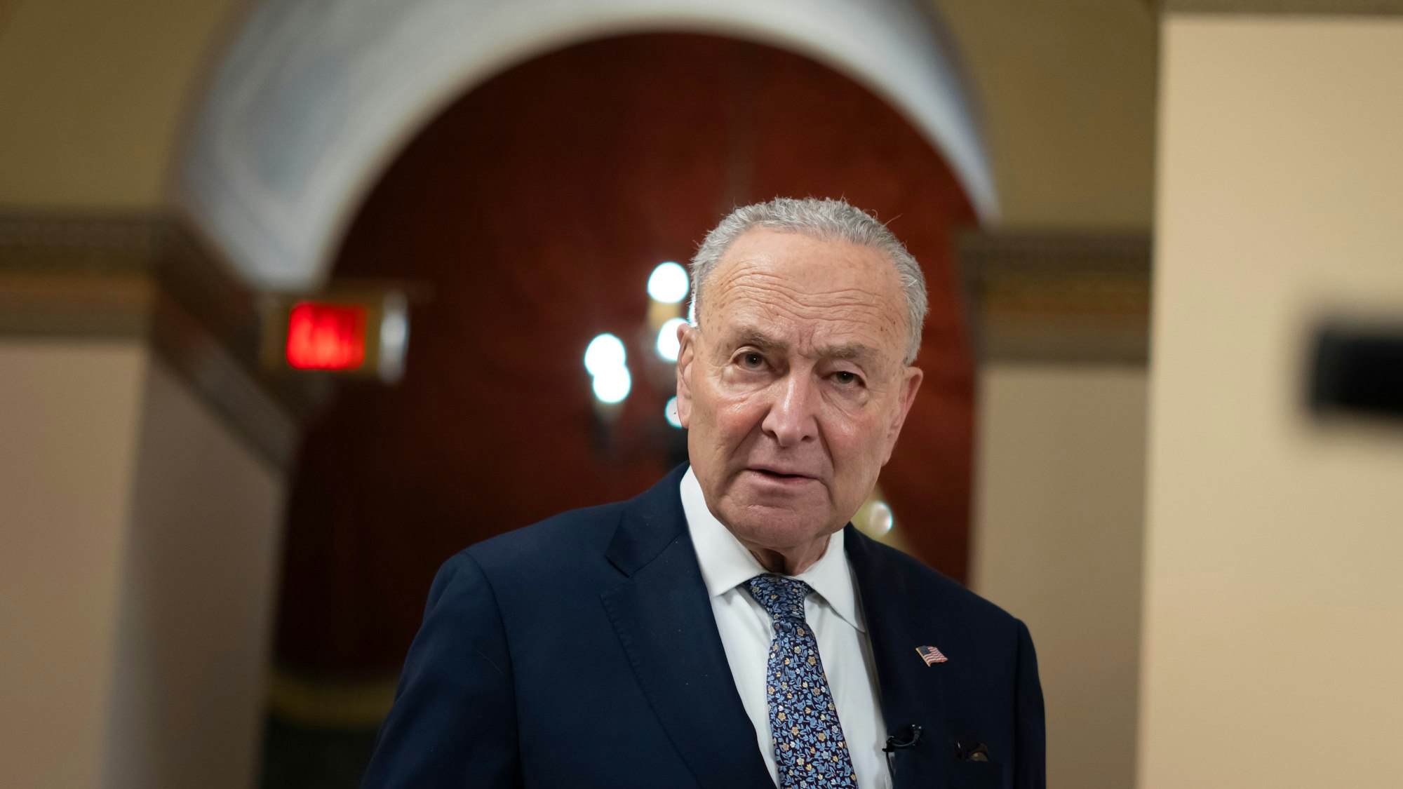 Der Vorsitzende der Demokraten im Senat, Chuck Schumer, gibt ein Fernsehinterview im Kapitol in Washington. (Archivbild)