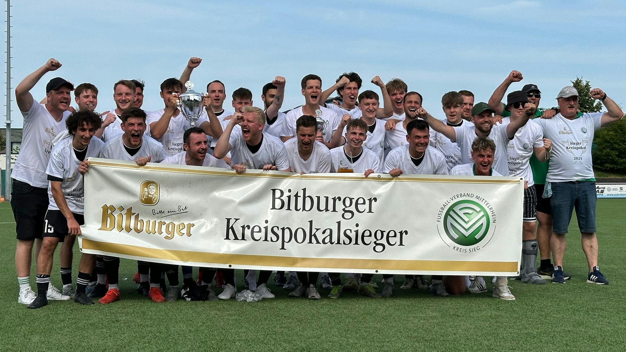 So sehen Sieger aus: Der FSV Neunkirchen-Seelscheid bejubelt am Oberpleiser Sonnenhügel die Titelverteidigung.