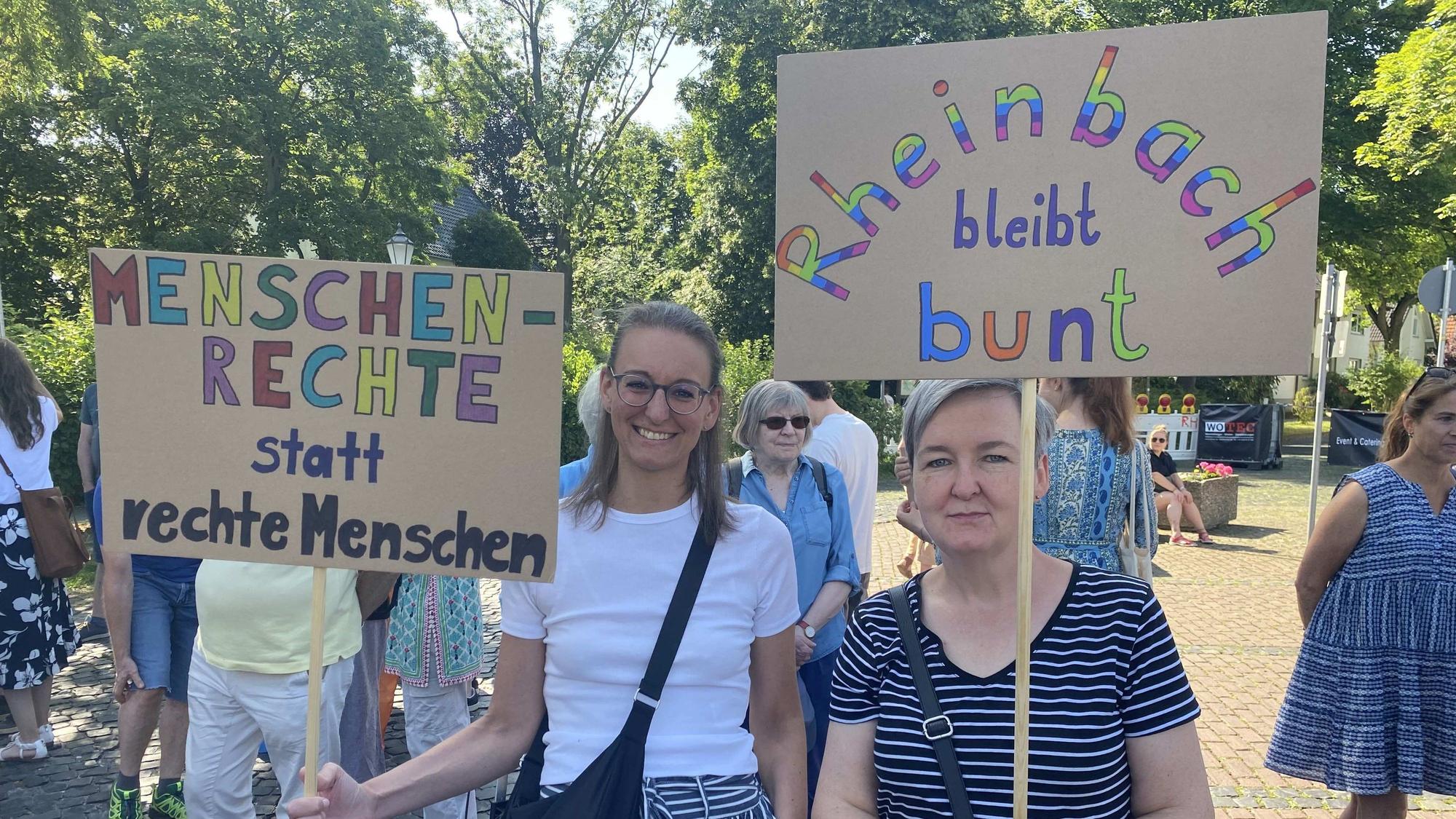 Die Rheinbacherinnen Svenja Zimmermann und Sandra Schlößer zeigen Transparente.