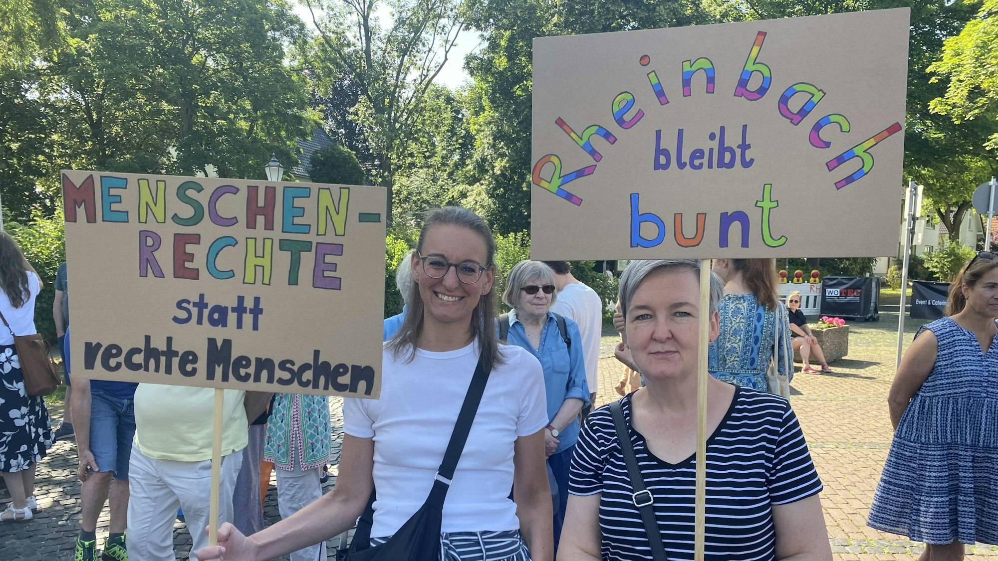 Die Rheinbacherinnen Svenja Zimmermann und Sandra Schlößer zeigen Transparente.