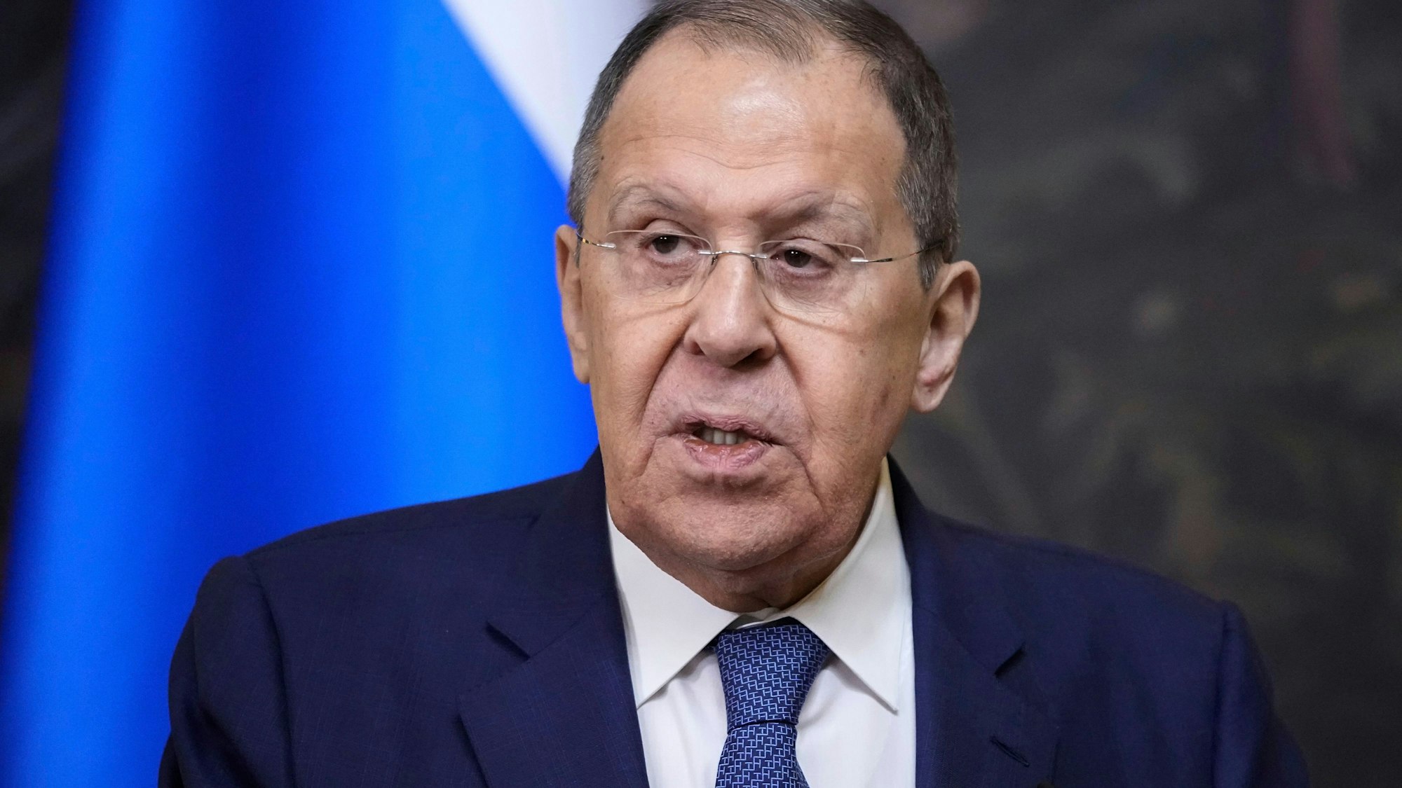 ARCHIV - 03.04.2025, Russland, Moskau: Der russische Außenminister Sergej Lawrow nimmt nach seinem Treffen mit den Außenministern der Konföderation der Sahel-Staaten an einer gemeinsamen Pressekonferenz teil. (zu dpa: «Moskau: Bereit zu Ukraine-Gespräch am Montag in Istanbul») Foto: Pavel Bednyakov/Pool AP/dpa +++ dpa-Bildfunk +++