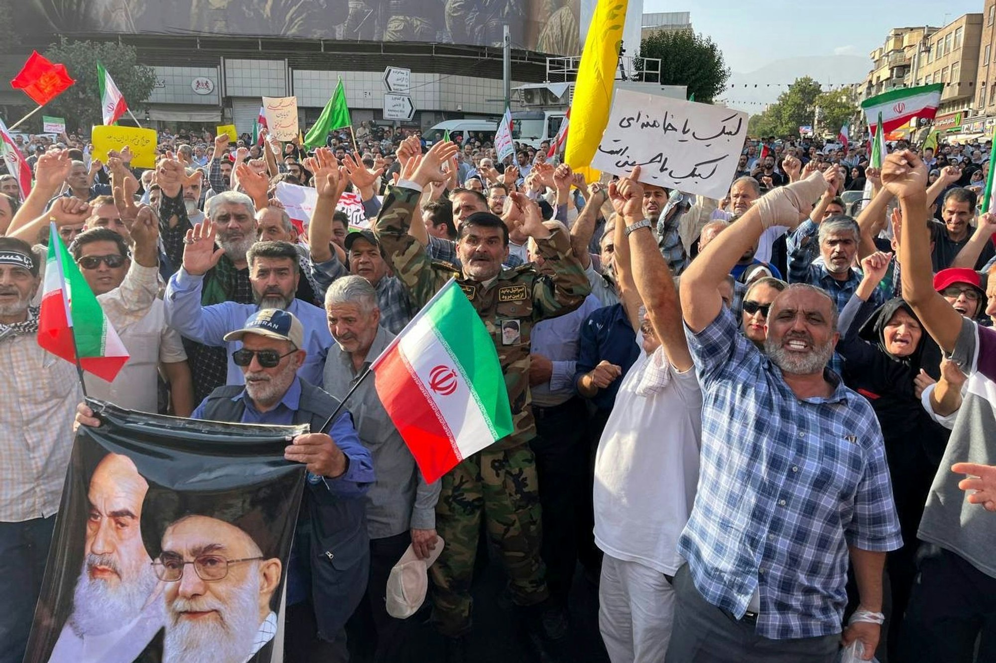 Staatlich organisiert protestieren Menschen in Teheran gegen die US-Angriffe.