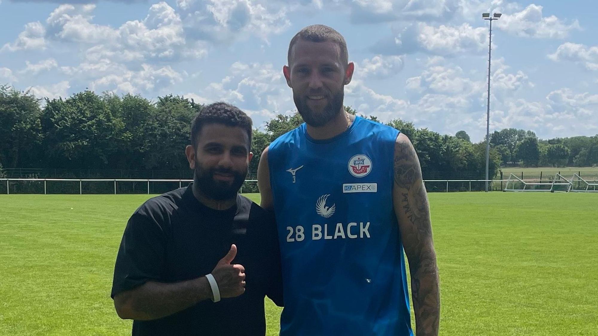Das Foto zeigt einen Fußballer mit seinem Personal Trainer auf dem Platz von GW Brauweiler.
