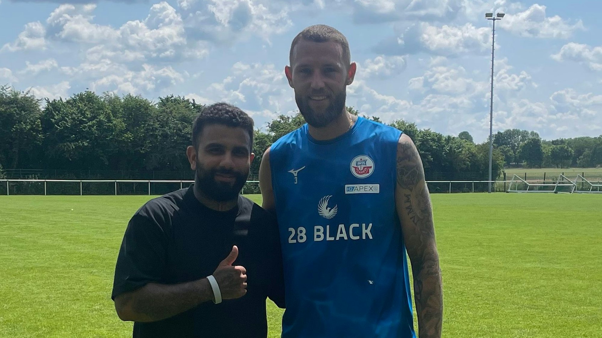 Das Foto zeigt einen Fußballer mit seinem Personal Trainer auf dem Platz von GW Brauweiler.