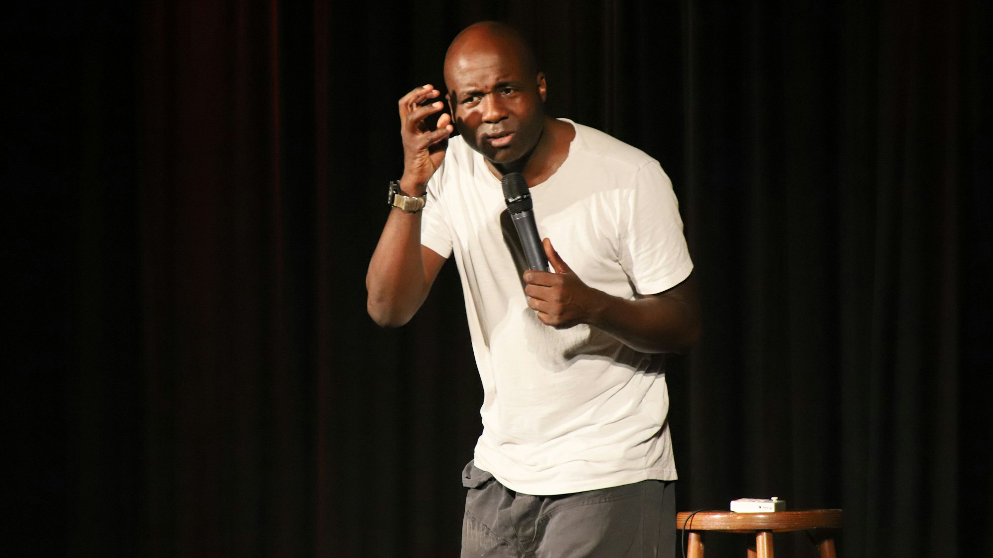 Comedian Dave Davis gastierte im Hennefer Kurtheater.