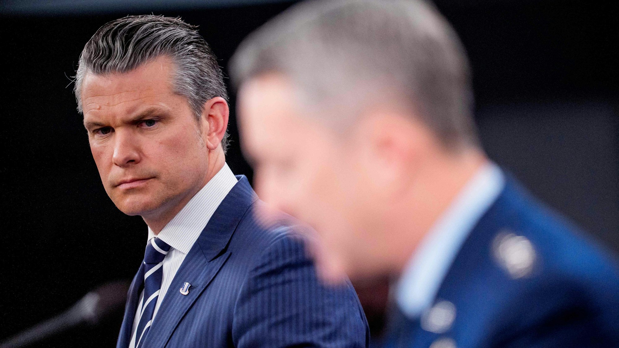 Verteidigungsminister Pete Hegseth trat nach dem Angriff auf den Iran am Sonntag vor die Presse.