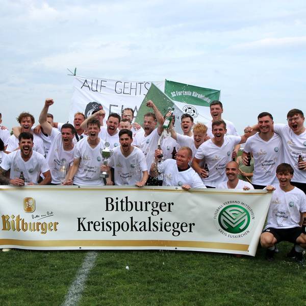 Das offizielle Jubelbild: Die Spieler der SG Flamersheim/Kirchheim jubeln hinter dem Plakat des Sponsors.