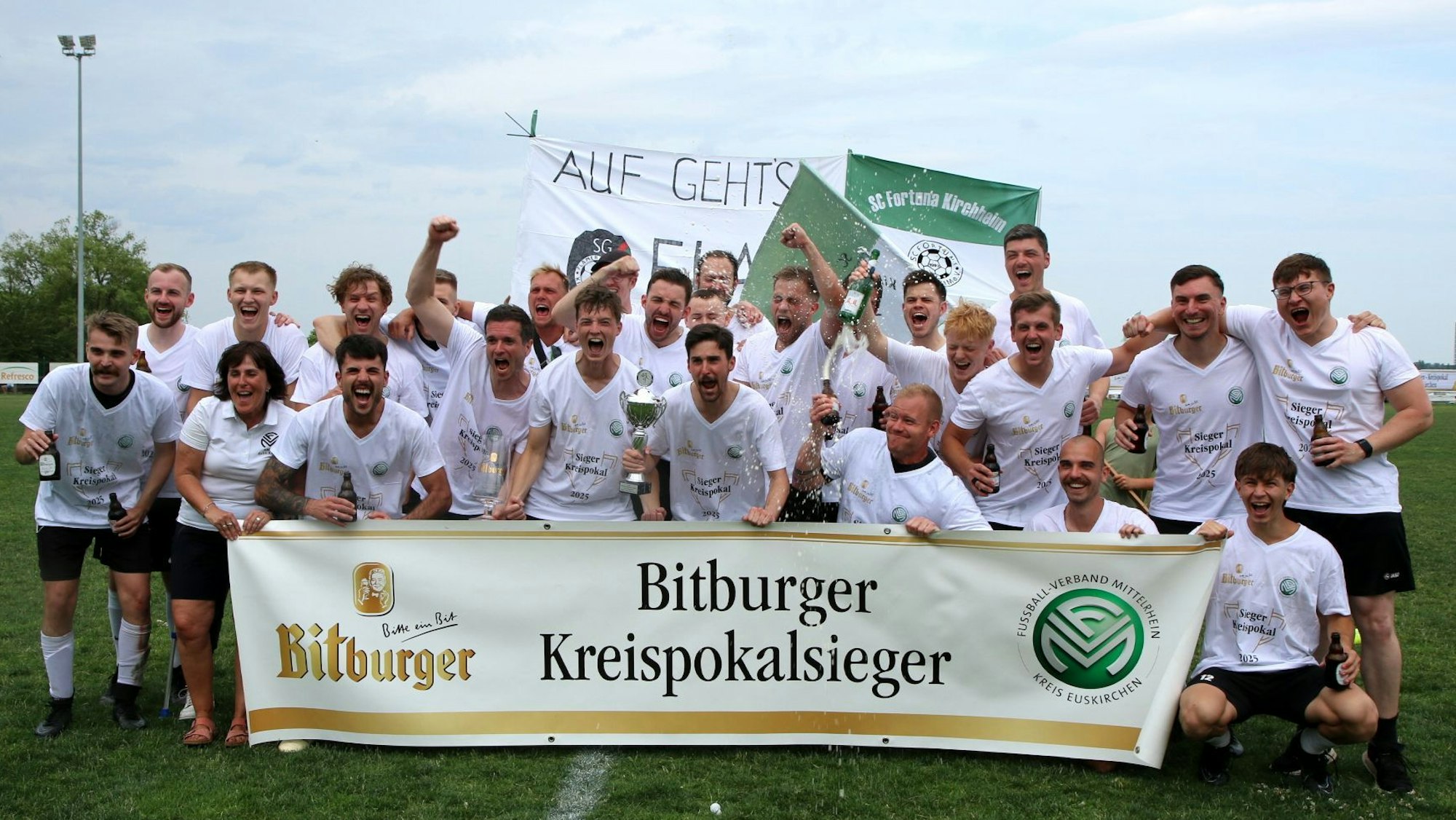 Das offizielle Jubelbild: Die Spieler der SG Flamersheim/Kirchheim jubeln hinter dem Plakat des Sponsors.