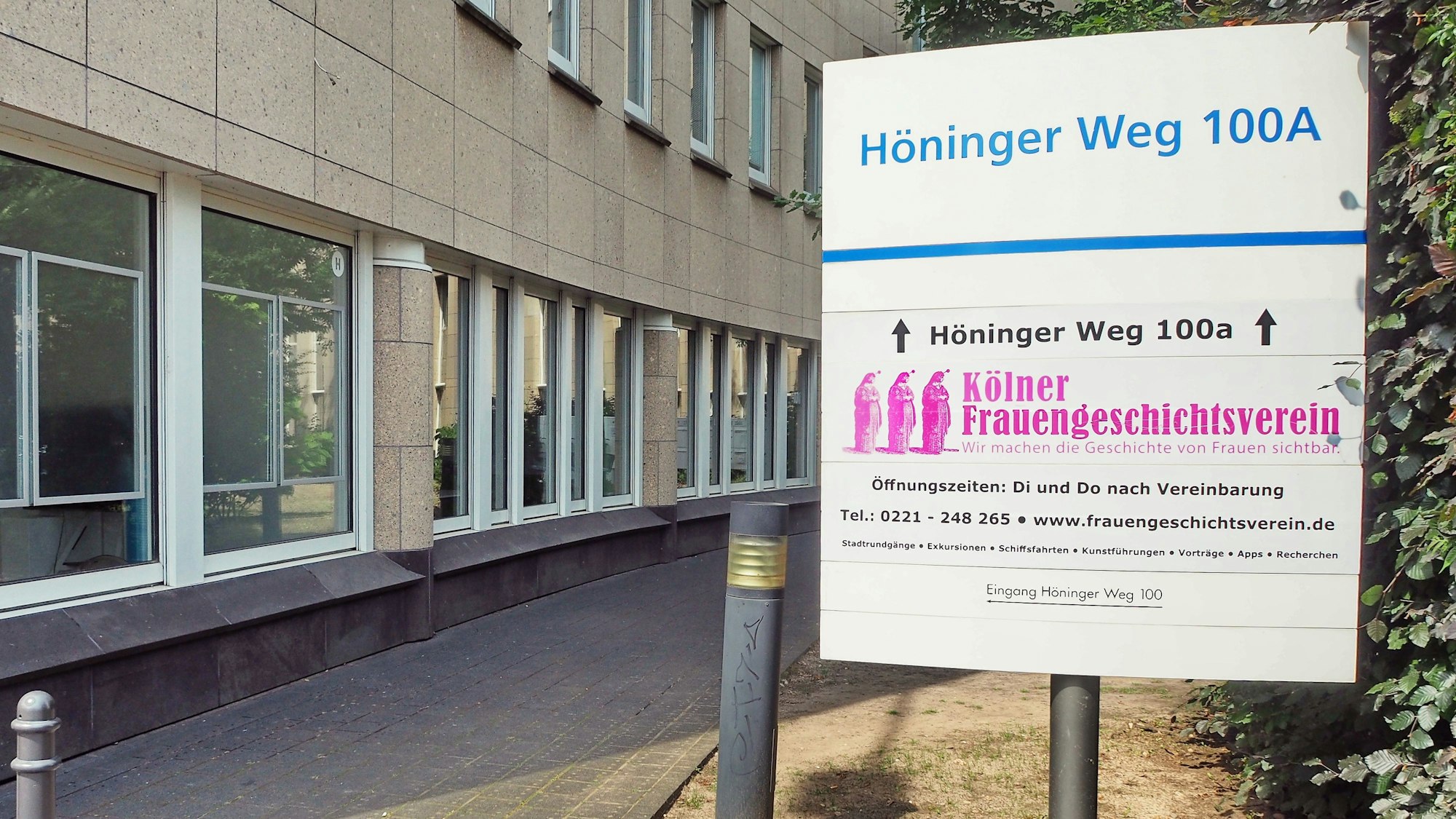 Ein großformatiges Schild weist auf die Adresse des Frauengeschichtsvereins hin.