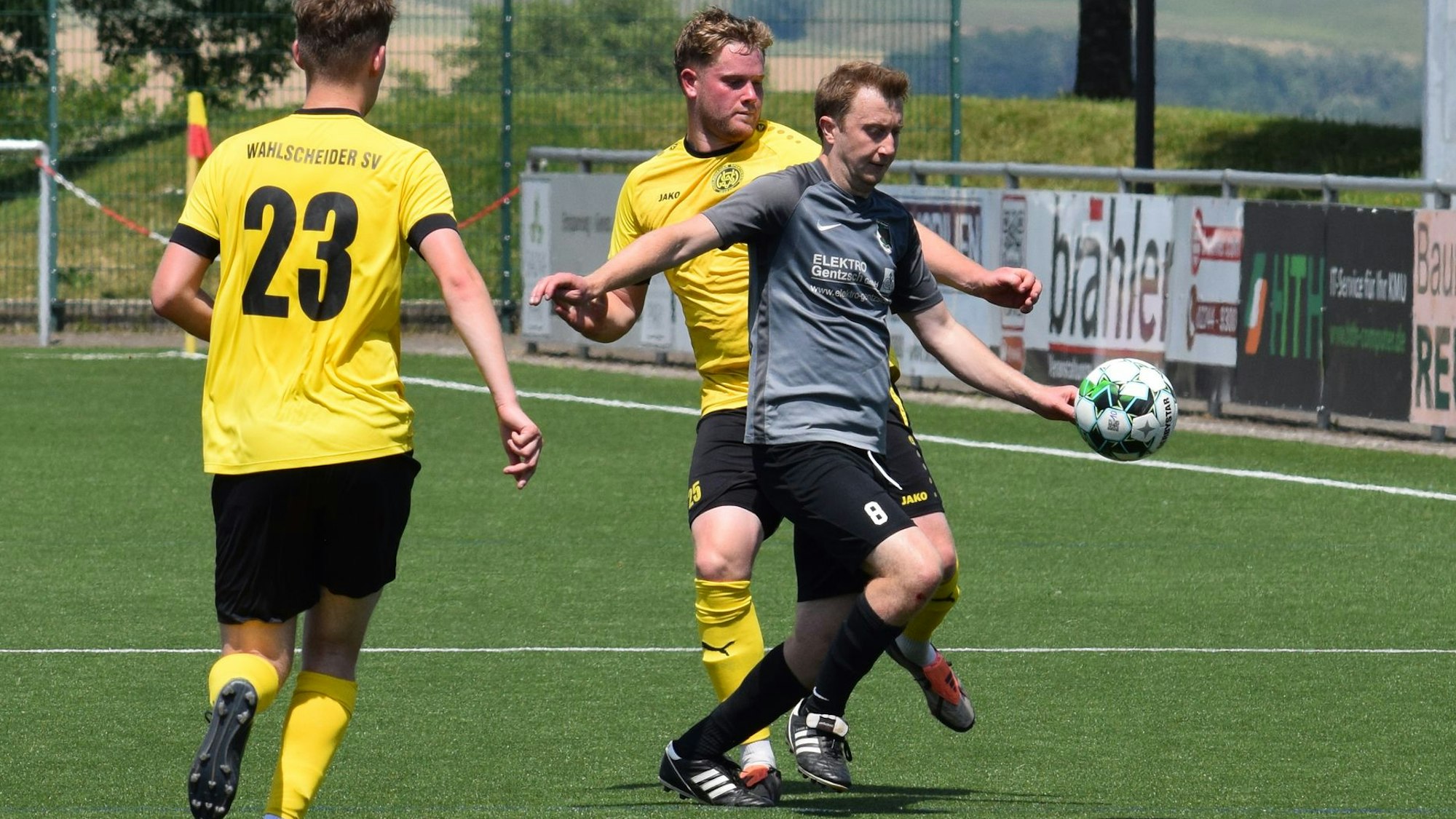 Schenken sich nichts: Frederik Grabhorn (vorne) vom TuS Herchen und Jannis Balthazar vom Wahlscheider SV.
