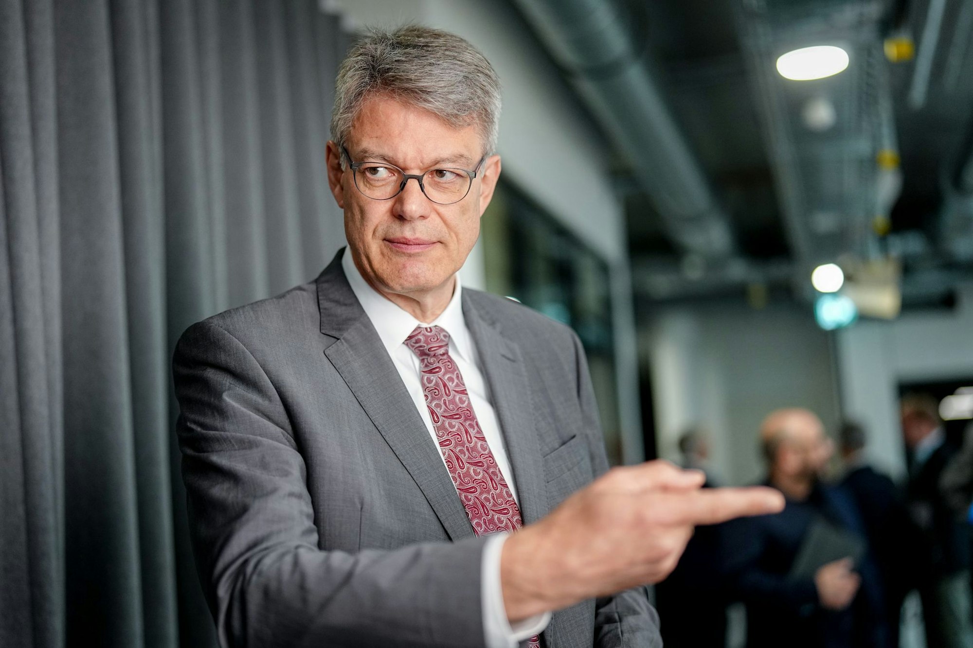 Verkehrsminister Schnieder will bis zum Spätsommer einen Plan entwerfen, in welche Richtung es mit der Bahn weitergehen soll.