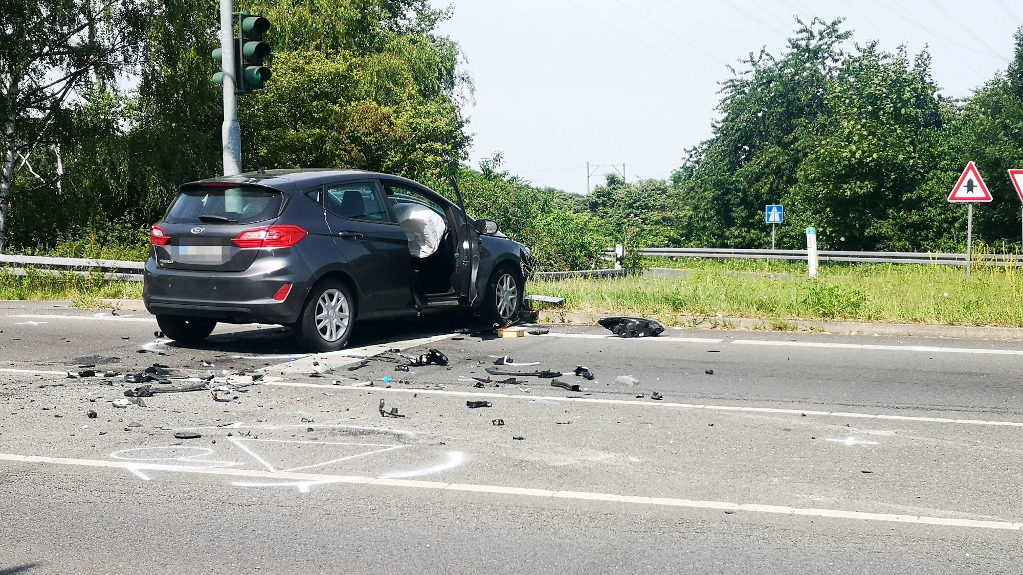 Auf der Bonner Straße bei Siegburg sind zwei Autos zusammengestoßen. Drei Personen wurden dabei leicht verletzt.
