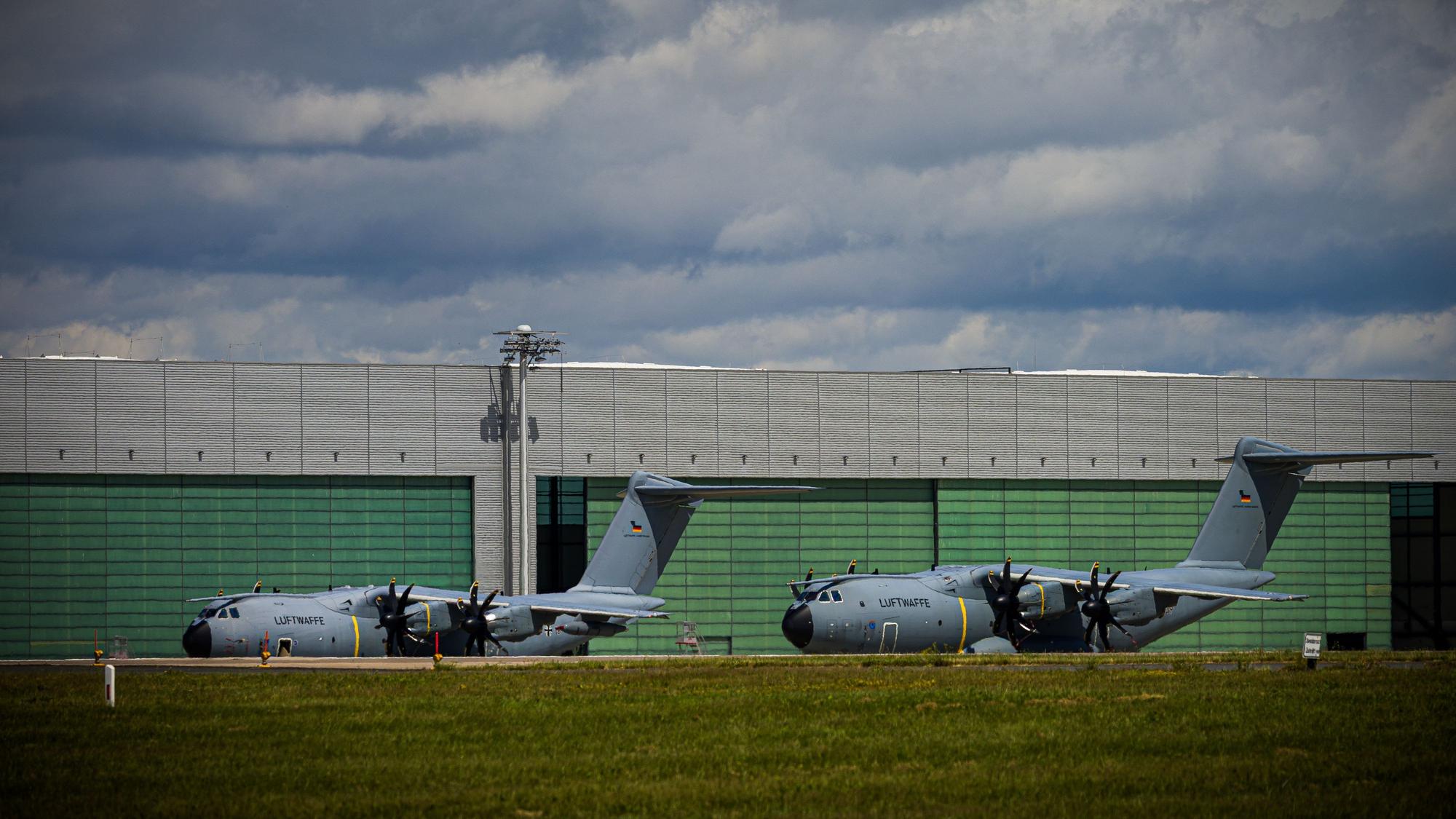 23.06.2025, Niedersachsen, Wunstorf: Zwei Transportflugzeuge vom Typ Airbus A400M der Luftwaffe stehen auf dem Fliegerhorst Wunstorf in der Region Hannover. Foto: Moritz Frankenberg/dpa +++ dpa-Bildfunk +++