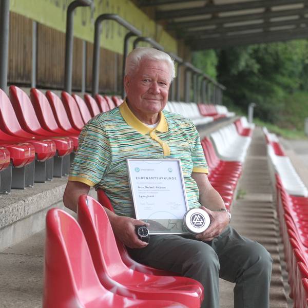 Unlängst wurde der Hennefer Norbert Maibaum für seine Verdienste mit der DFB-Ehrenamtsurkunde, verbunden mit einer Armbanduhr, ausgezeichnet.