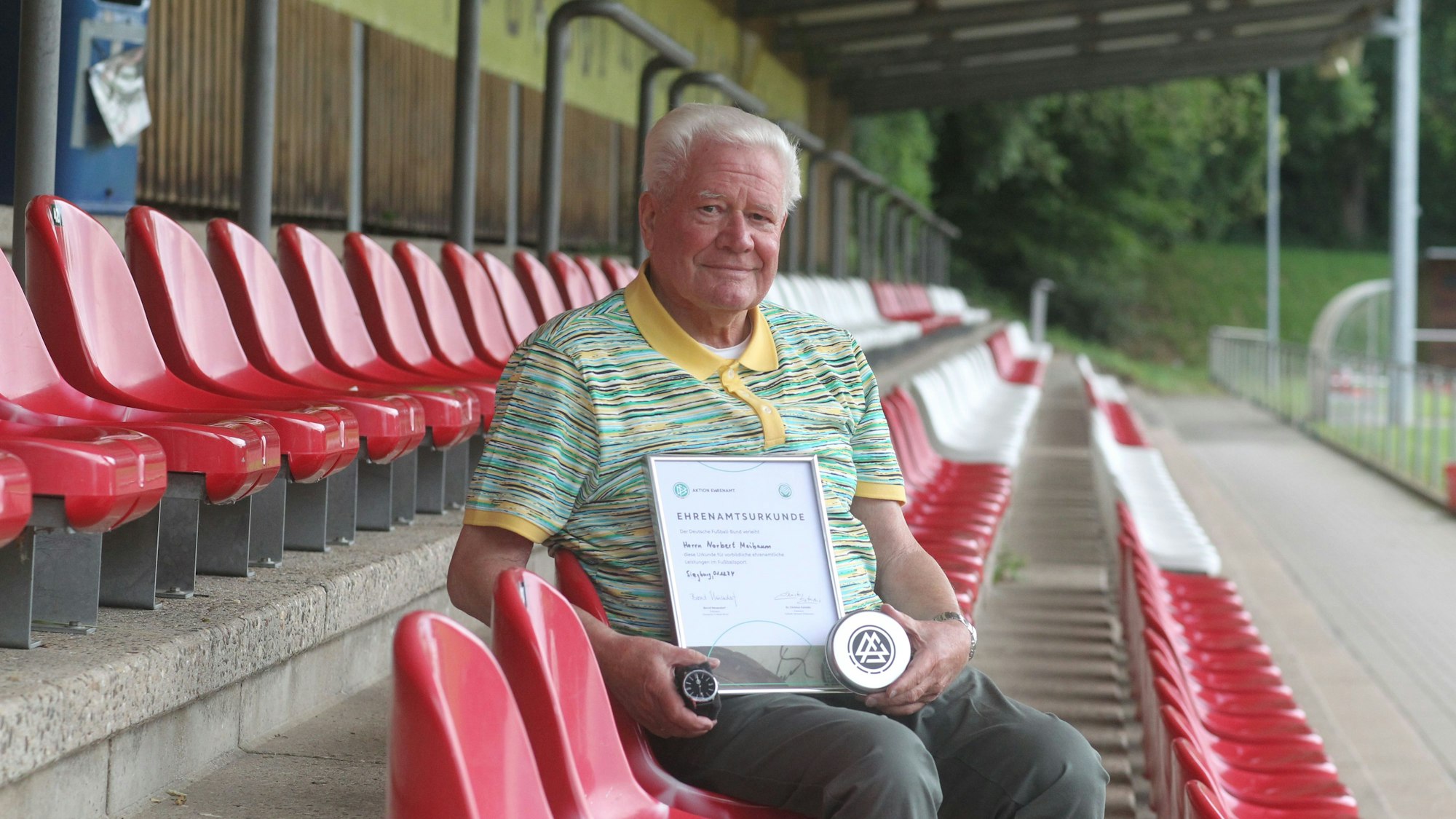 Unlängst wurde der Hennefer Norbert Maibaum für seine Verdienste mit der DFB-Ehrenamtsurkunde, verbunden mit einer Armbanduhr, ausgezeichnet.