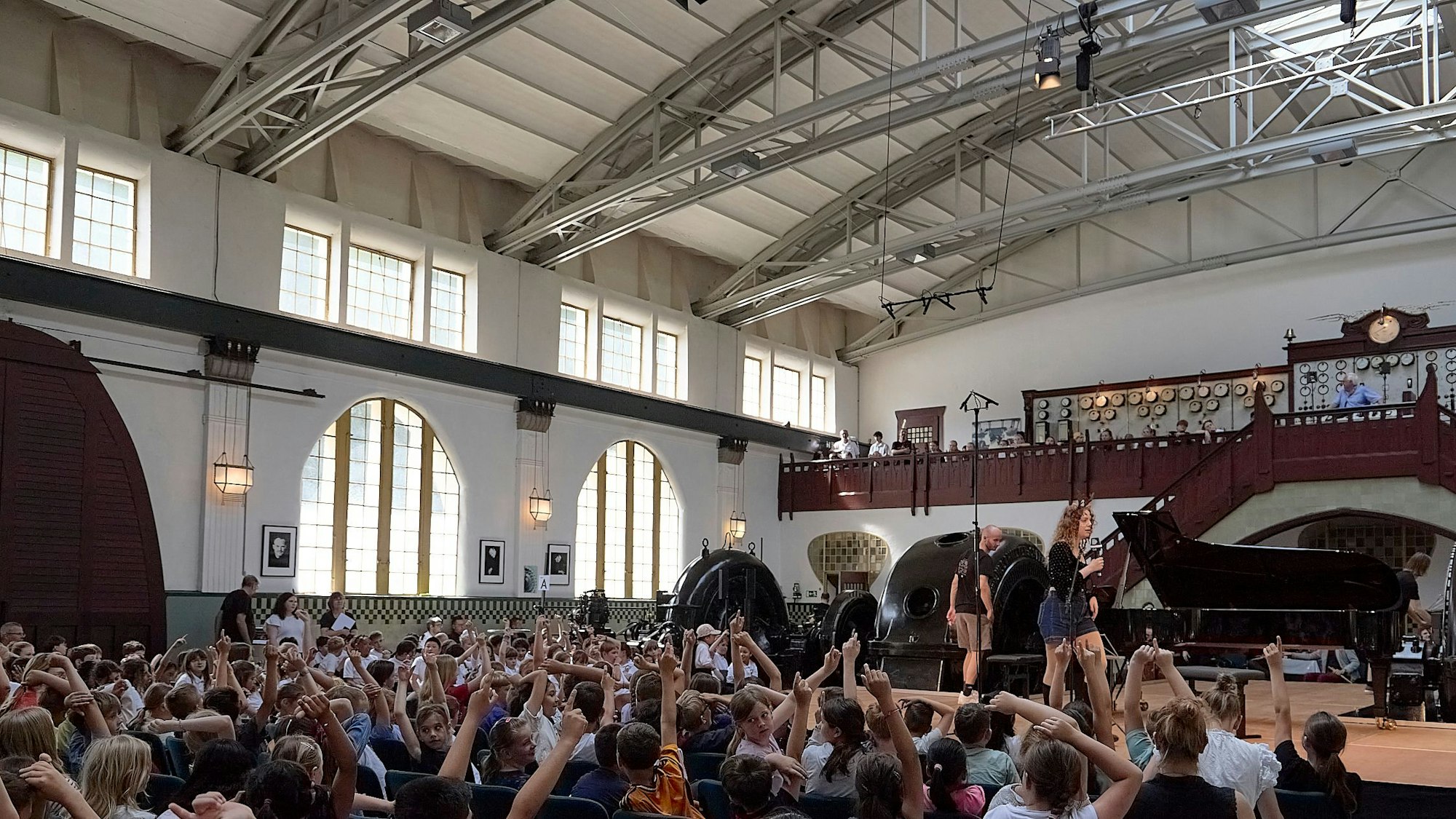Rund 550 Kinder sitzen im Konzertsaal und schauen auf das, was auf der Bühne geschieht.