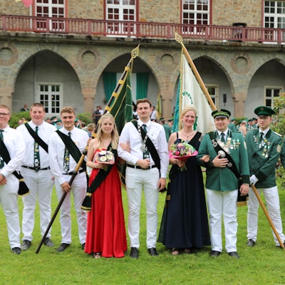 Das Foto zeigt die Krönung mit den neuen Majestäten der Gimborner Schützen.