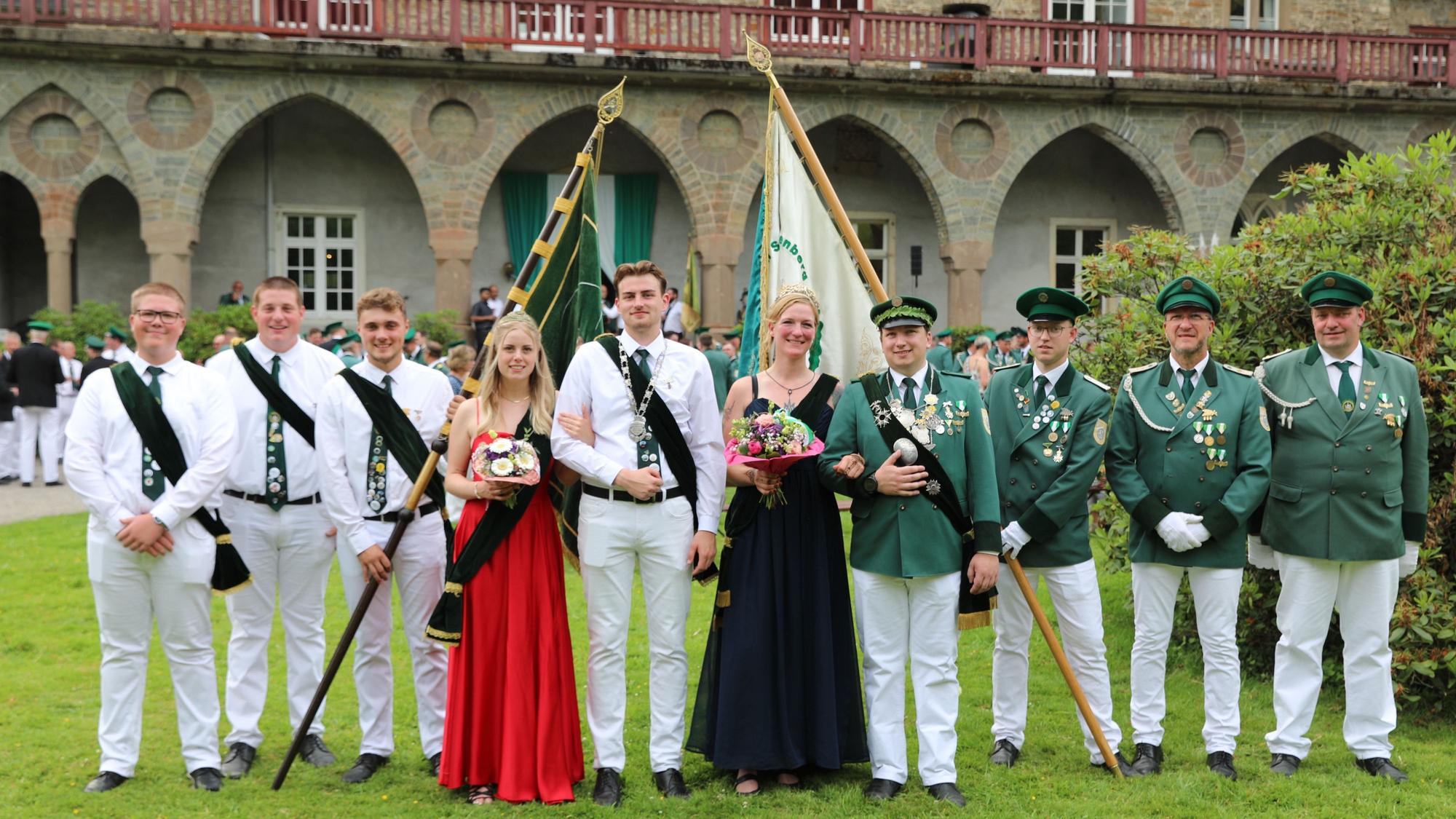 Das Foto zeigt die Krönung mit den neuen Majestäten der Gimborner Schützen.