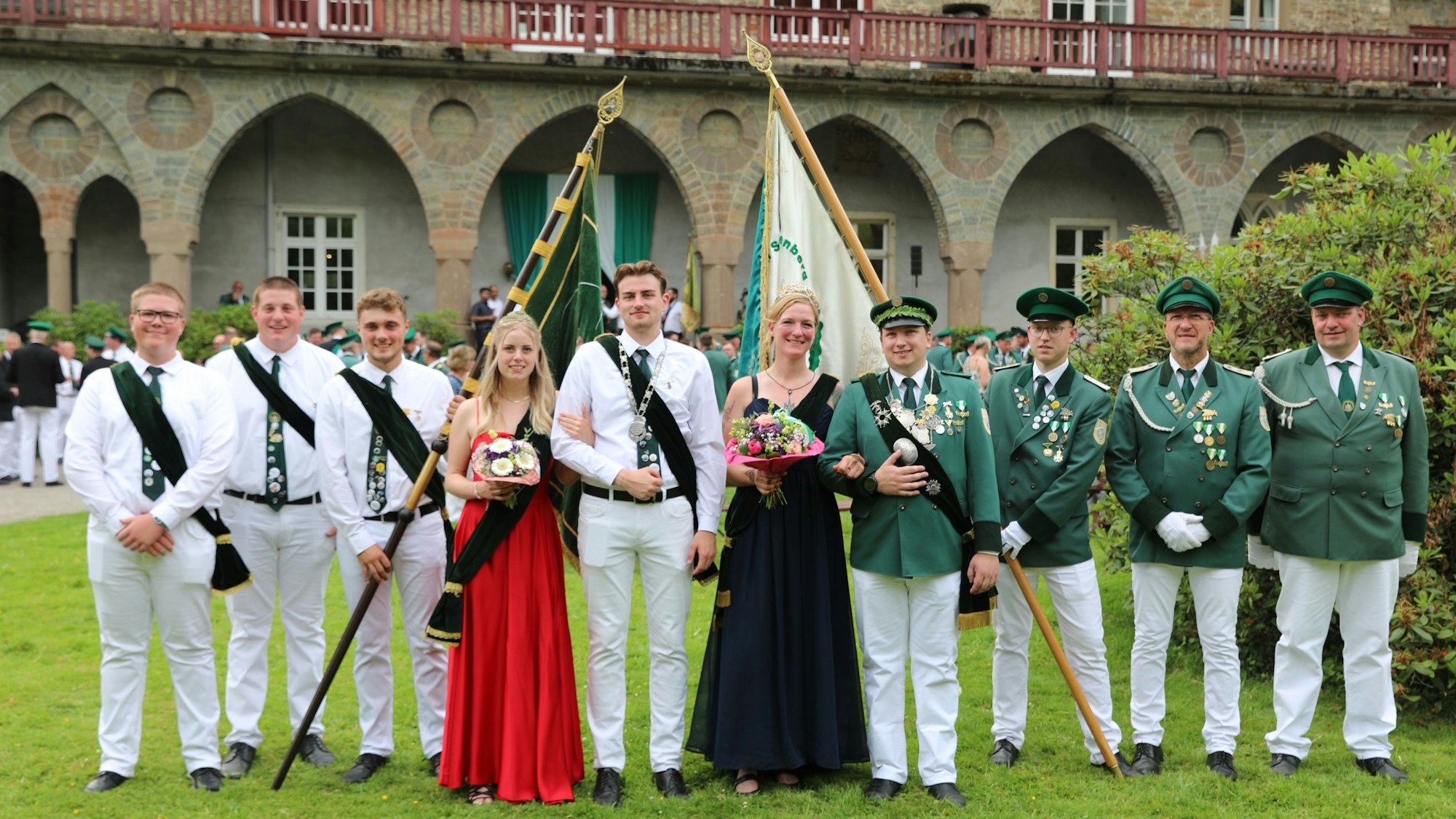 Das Foto zeigt die Krönung mit den neuen Majestäten der Gimborner Schützen.