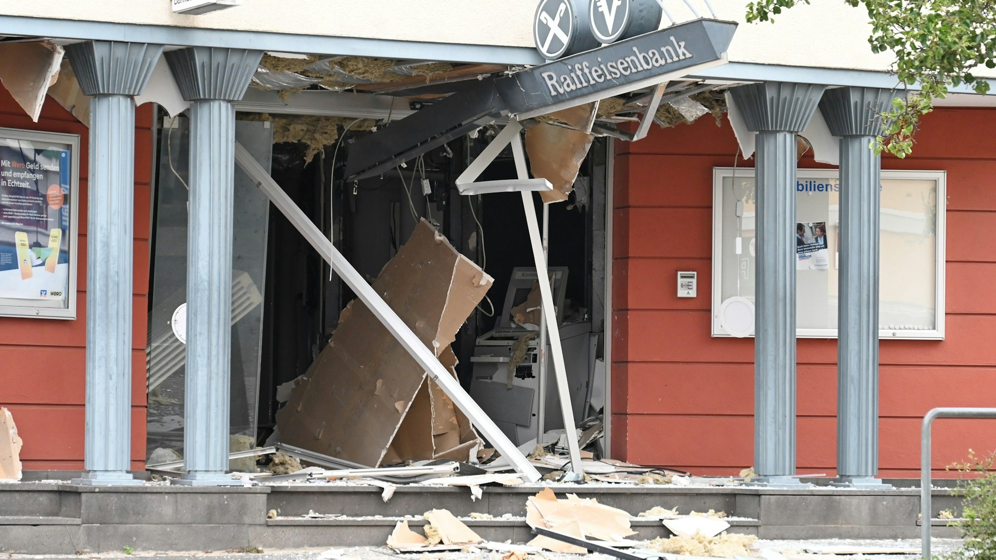 Das Bild zeigt die Filiale der Raiffeisenbank nach der Sprengung.
