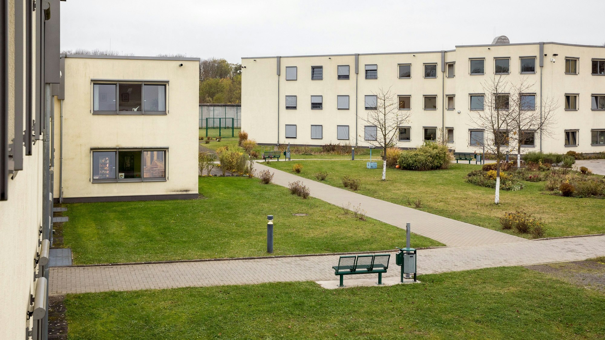 Das Außengelände der LVR Klinik (Forensische Psychiatrie) an der Porzer Ring Straße. Seit Montag (16. Juni) läuft die Suche nach einem 38-Jährigen, der während eines Spaziergangs geflüchtet ist. (Symbolbild)