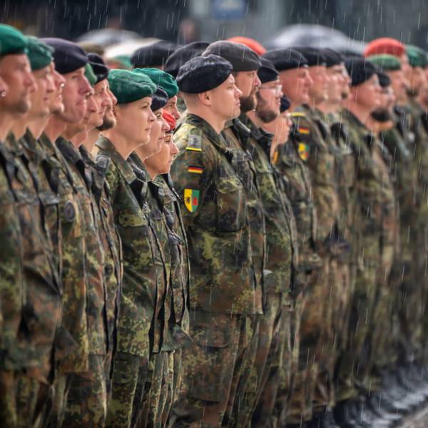Litauen, Vilnius: Bundeswehr-Soldaten stehen mit dem Patch der Litauen Brigade beim Aufstellungsappell der Panzerbrigade 45.