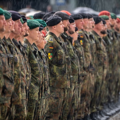 Litauen, Vilnius: Bundeswehr-Soldaten stehen mit dem Patch der Litauen Brigade beim Aufstellungsappell der Panzerbrigade 45.