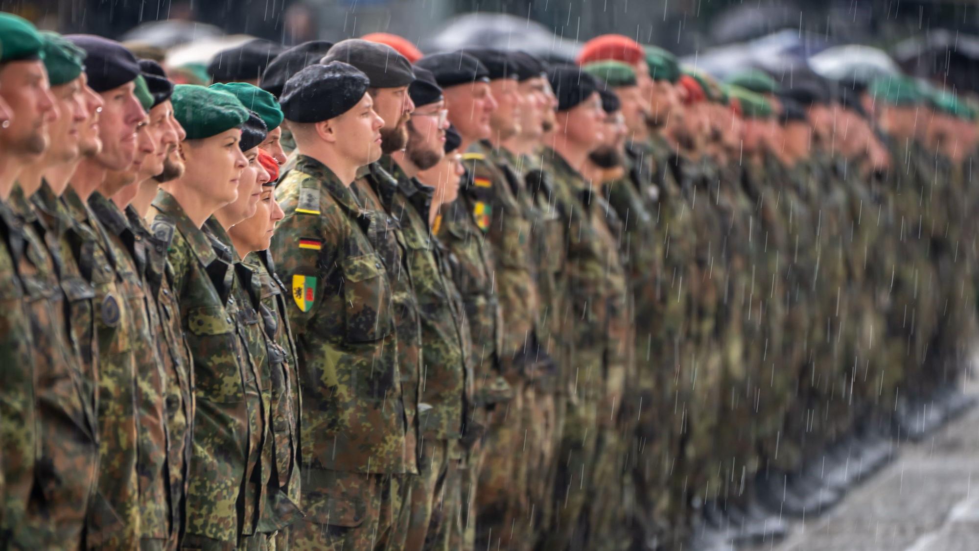 Litauen, Vilnius: Bundeswehr-Soldaten stehen mit dem Patch der Litauen Brigade beim Aufstellungsappell der Panzerbrigade 45.