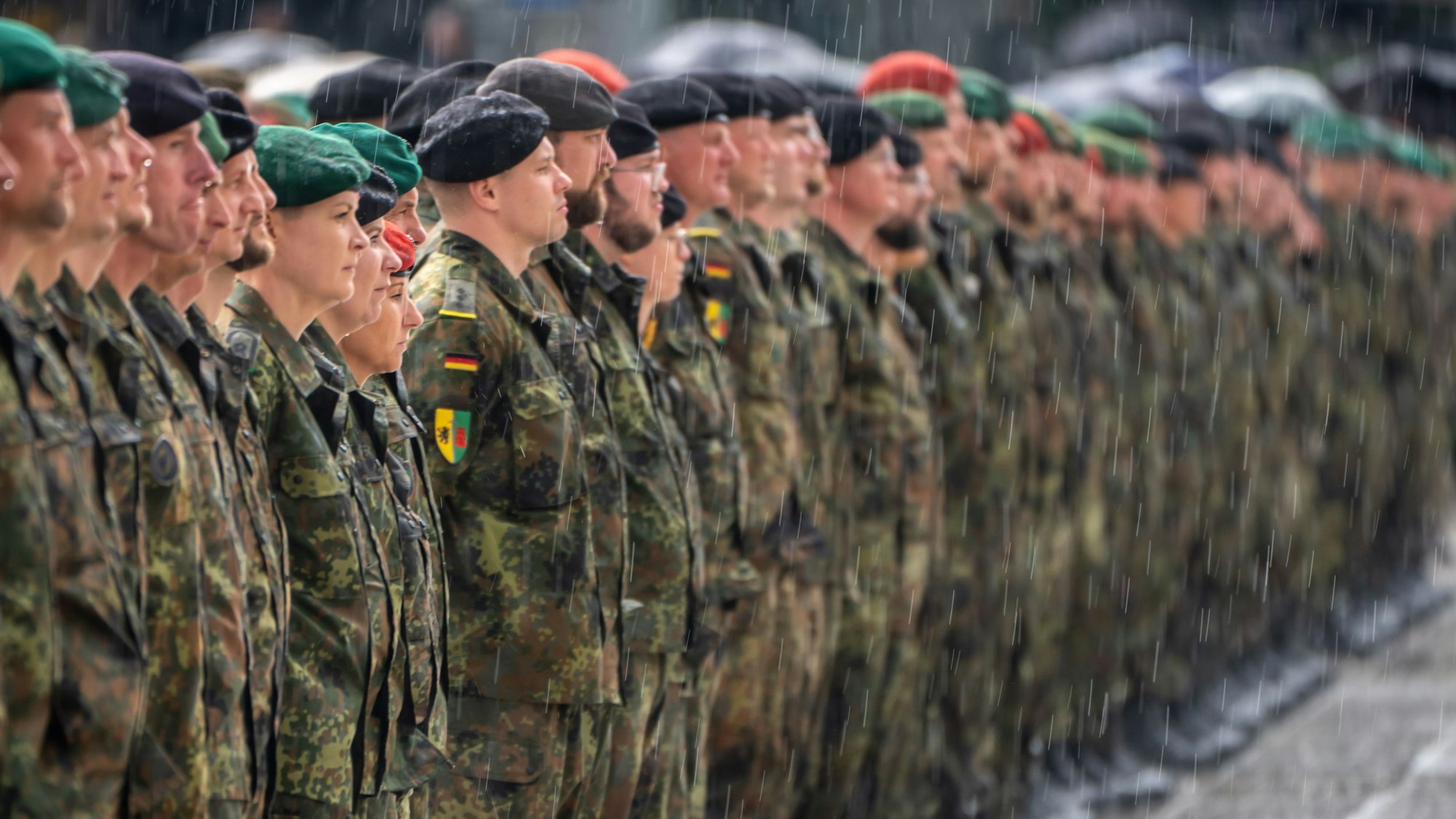Litauen, Vilnius: Bundeswehr-Soldaten stehen mit dem Patch der Litauen Brigade beim Aufstellungsappell der Panzerbrigade 45.