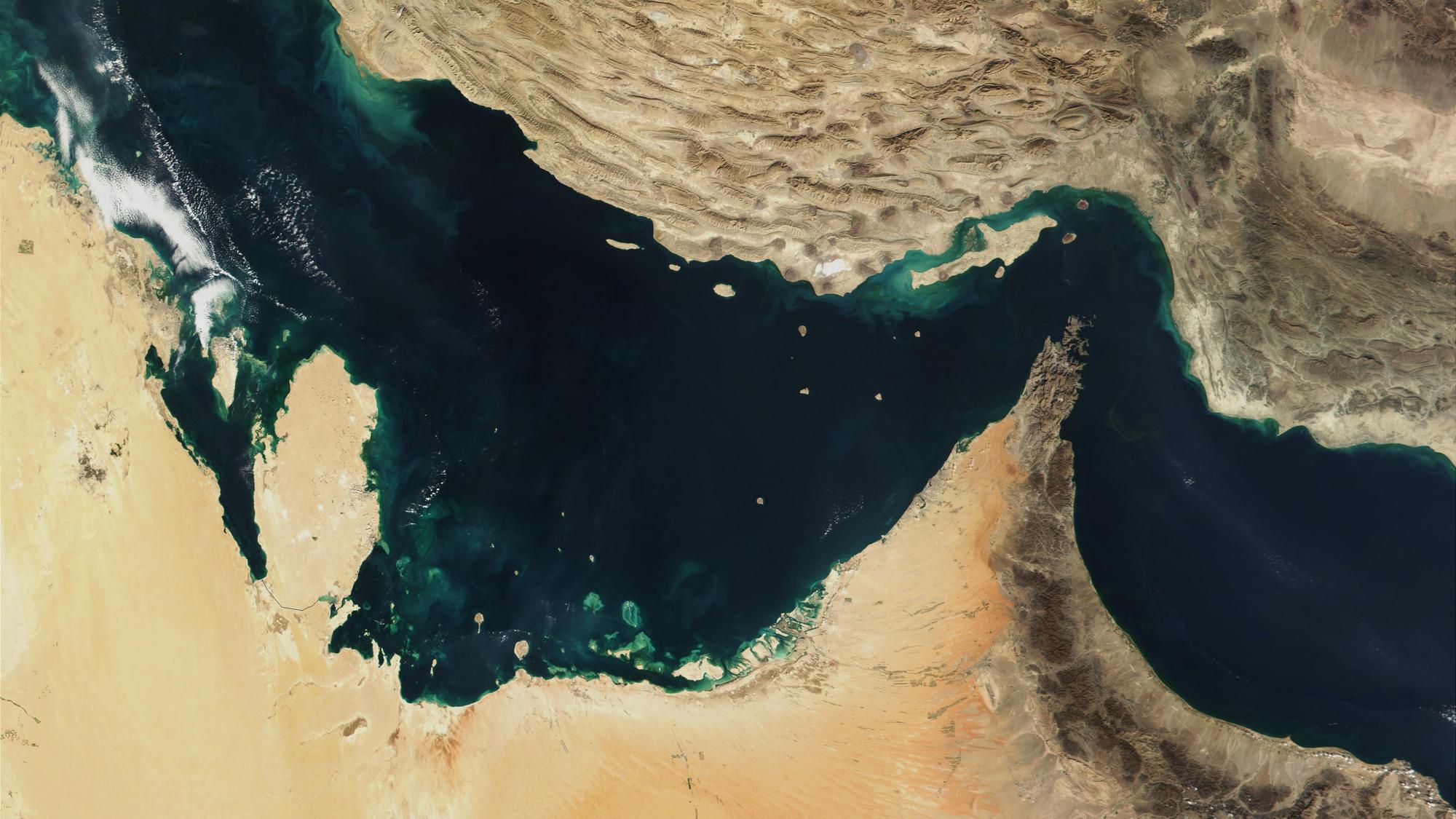 HANDOUT - 27.12.2011, ---, --: Der Persische Golf, die Straße von Hormus und der Golf von Oman in einer undatierten, von der NASA zur Verfügung gestellten, Satellitenaufnahme. (zu dpa: «Trumps Bomben auf den Iran – Droht jetzt ein Weltenbrand?») Foto: -/The Visible Earth/NASA/dpa +++ dpa-Bildfunk +++