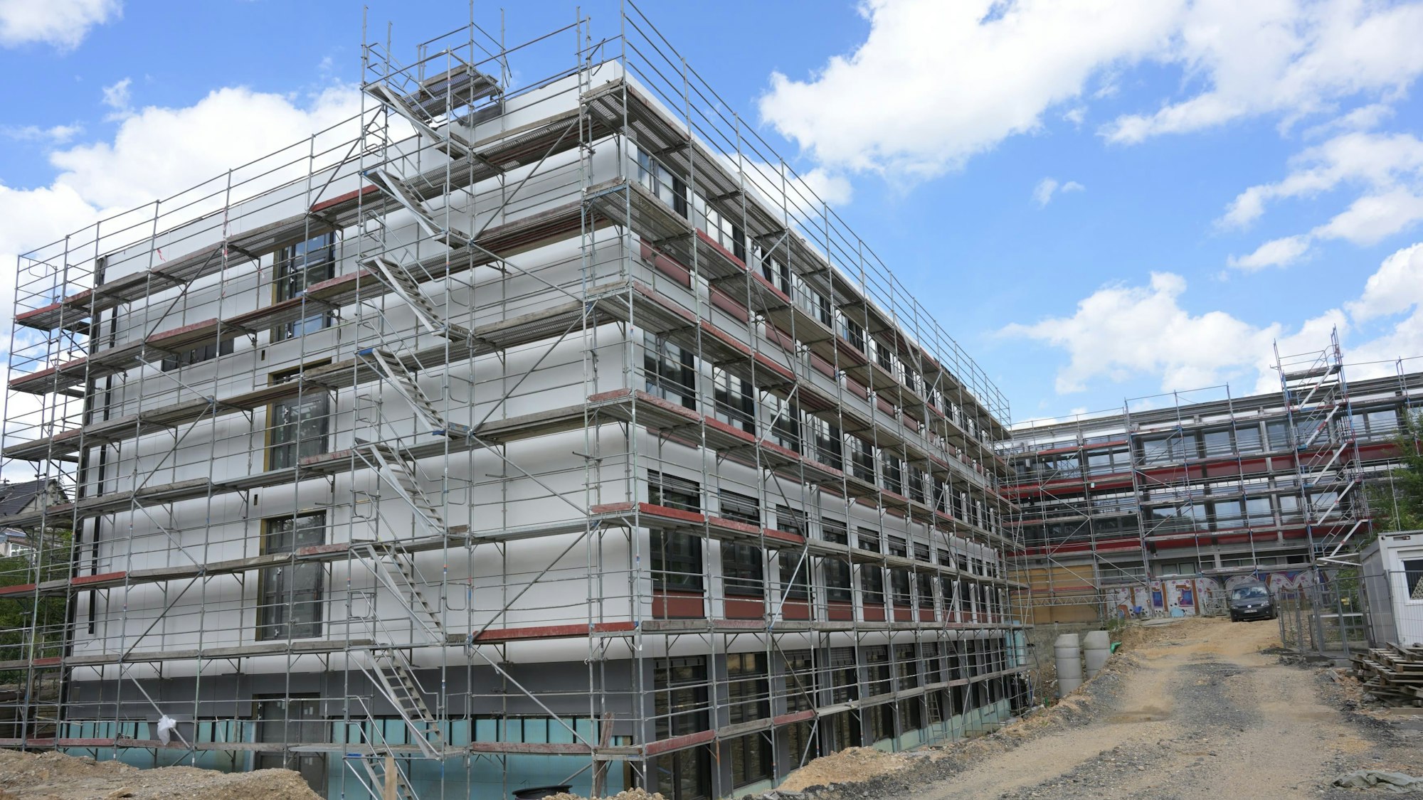 Ein dreistöckiges Gebäude ist eingerüstet.