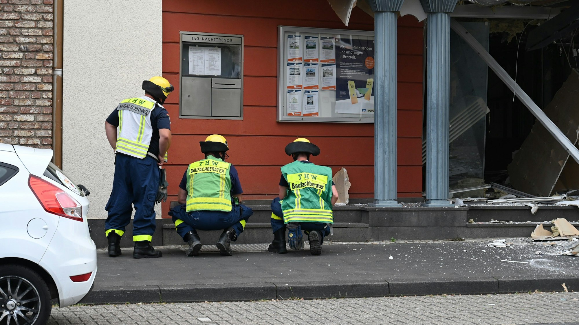 Baustatiker des THW untersuchten das Gebäude auf Schäden.