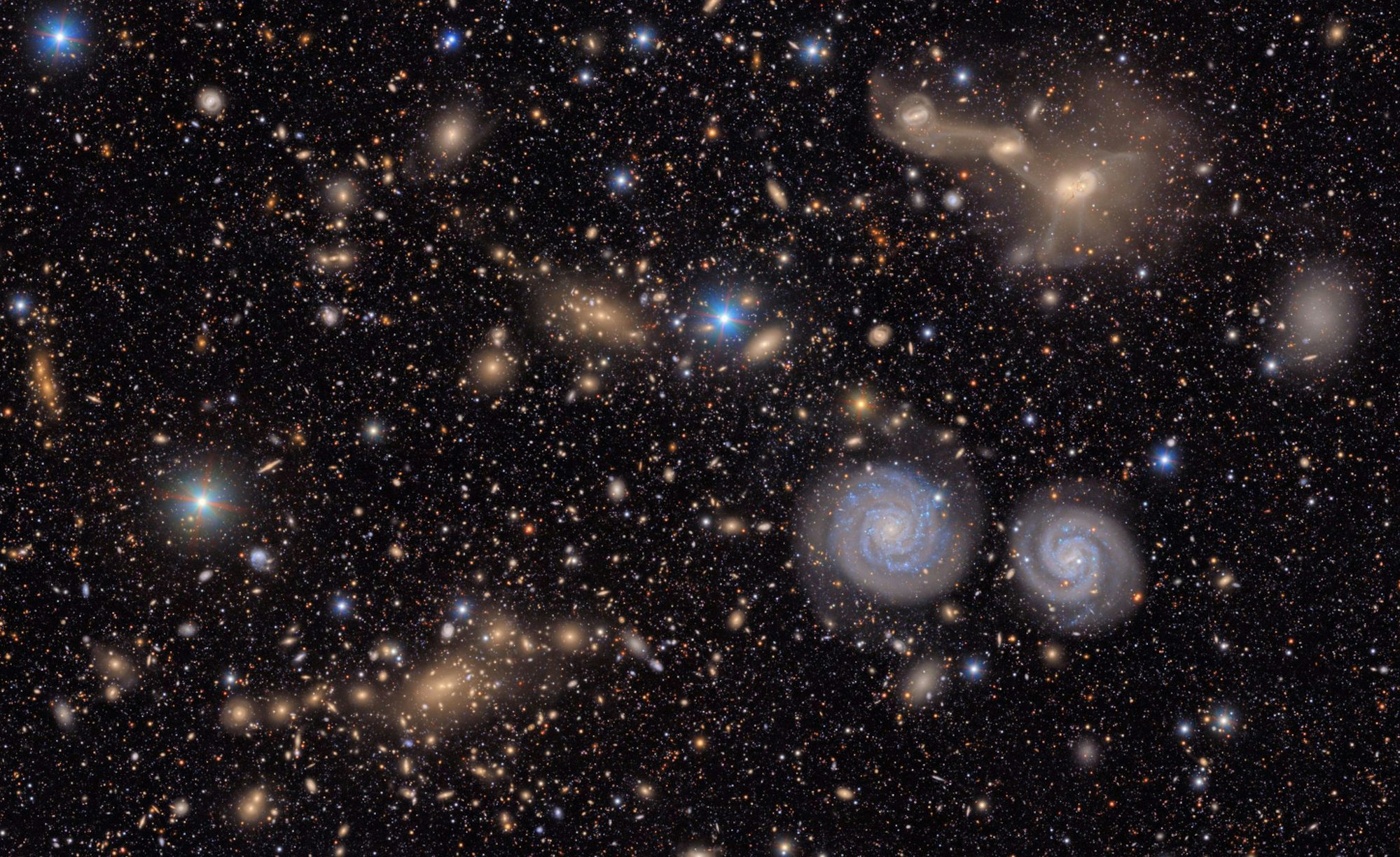 Im Virgo-Cluster außerhalb der Milchstraße sind zwei Spiralgalaxien (rechts unten) deutlich zu sehen.