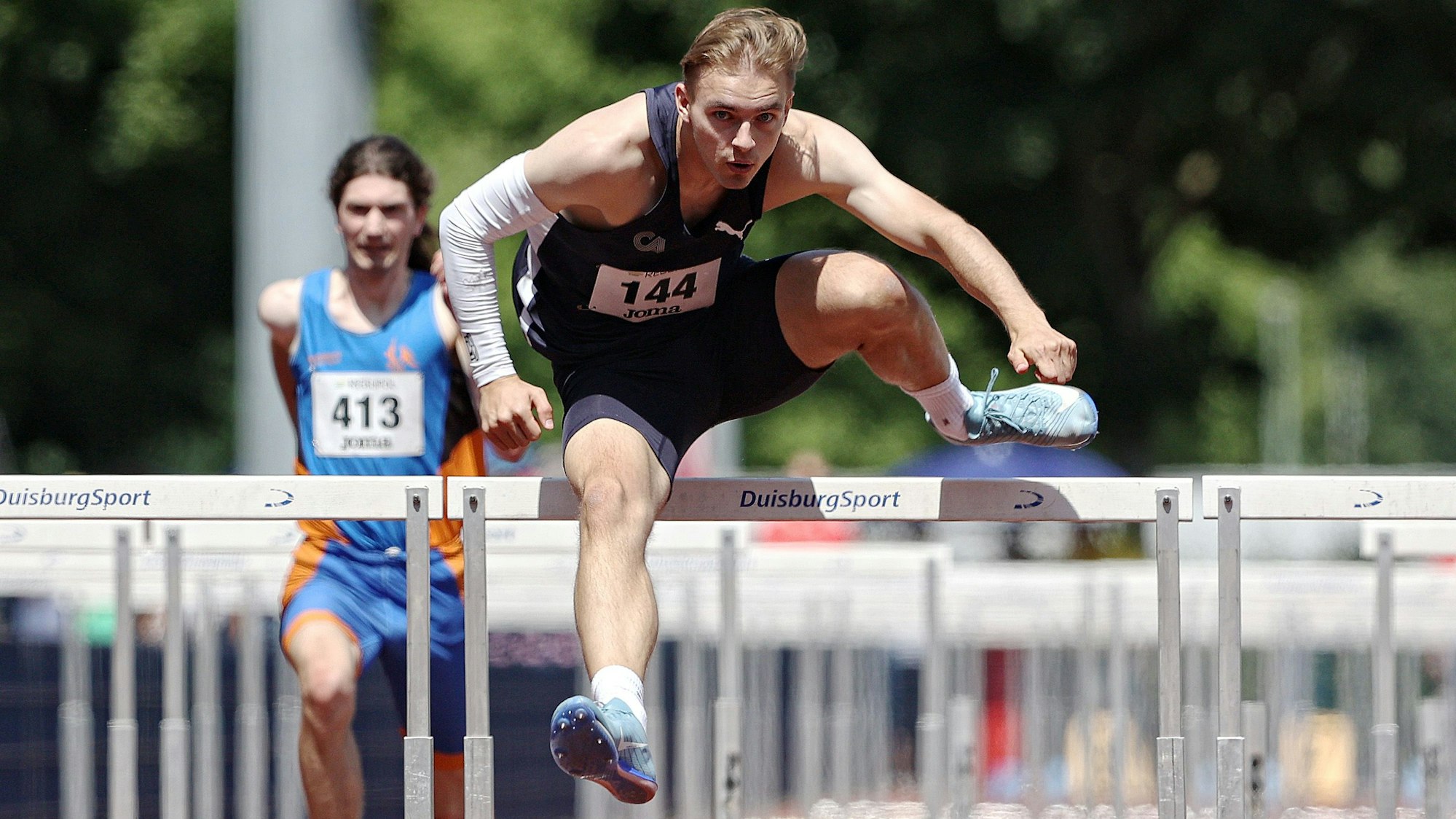 Timon Dethloff kürt sich in Duisburg zum Landesmeister über 110 Meter Hürden.