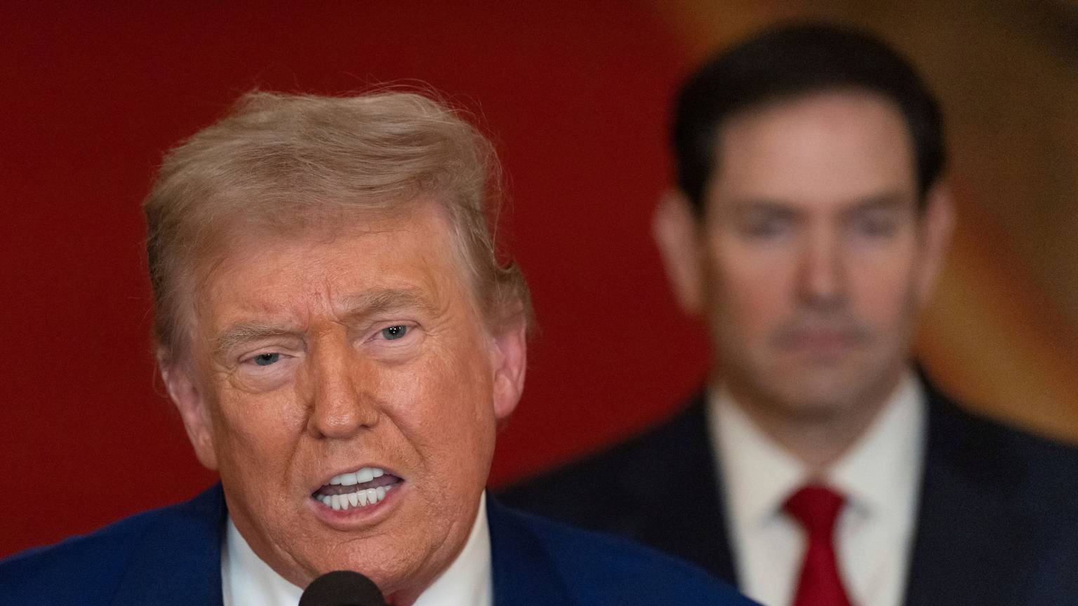 US-Präsident Donald Trump (l) spricht im East Room des Weißen Hauses in Washington, nachdem das US-Militär drei iranische Nuklear- und Militäranlagen angegriffen hat