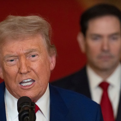 US-Präsident Donald Trump (l) spricht im East Room des Weißen Hauses in Washington, nachdem das US-Militär drei iranische Nuklear- und Militäranlagen angegriffen hat