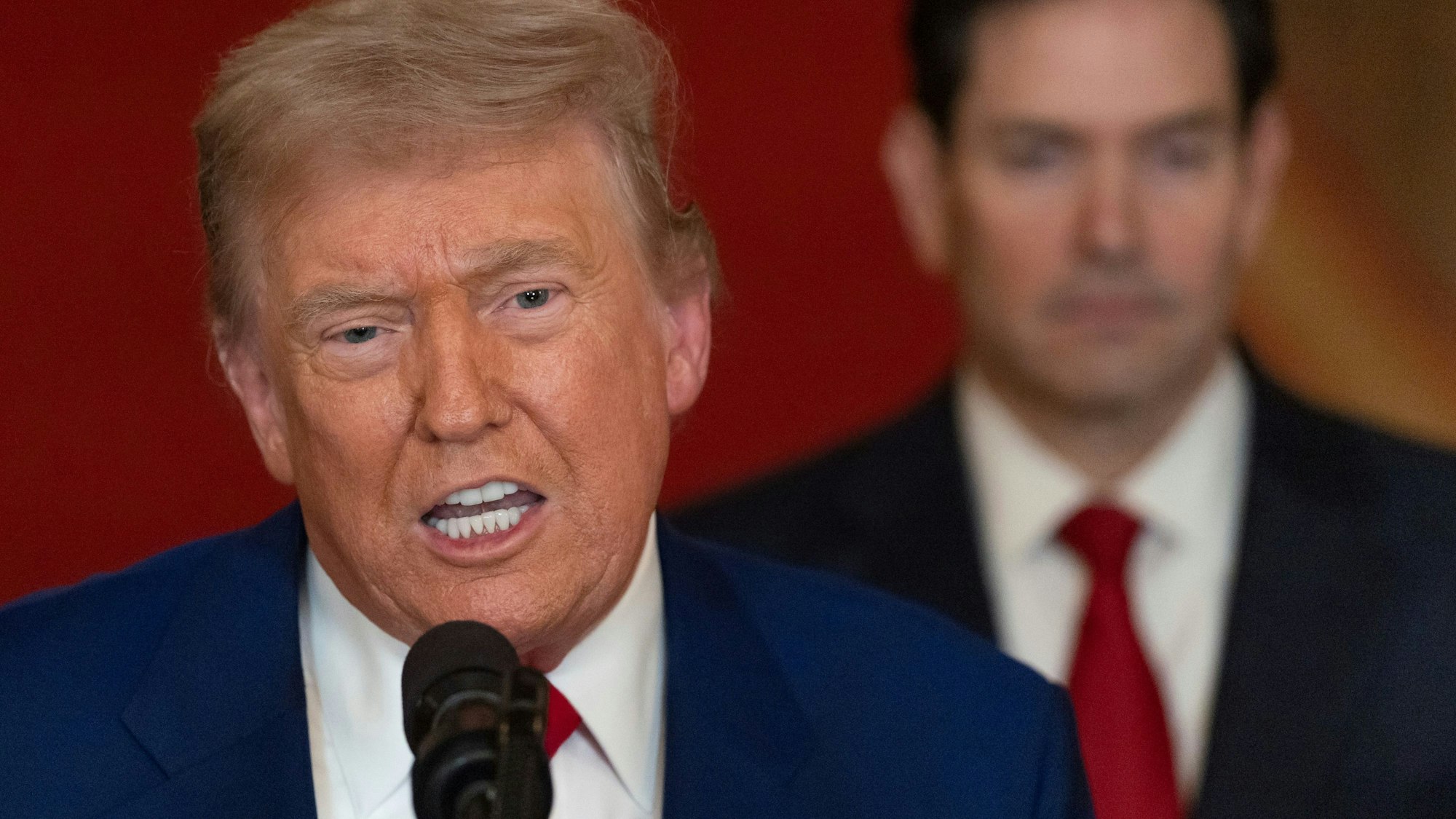 US-Präsident Donald Trump (l) spricht im East Room des Weißen Hauses in Washington, nachdem das US-Militär drei iranische Nuklear- und Militäranlagen angegriffen hat