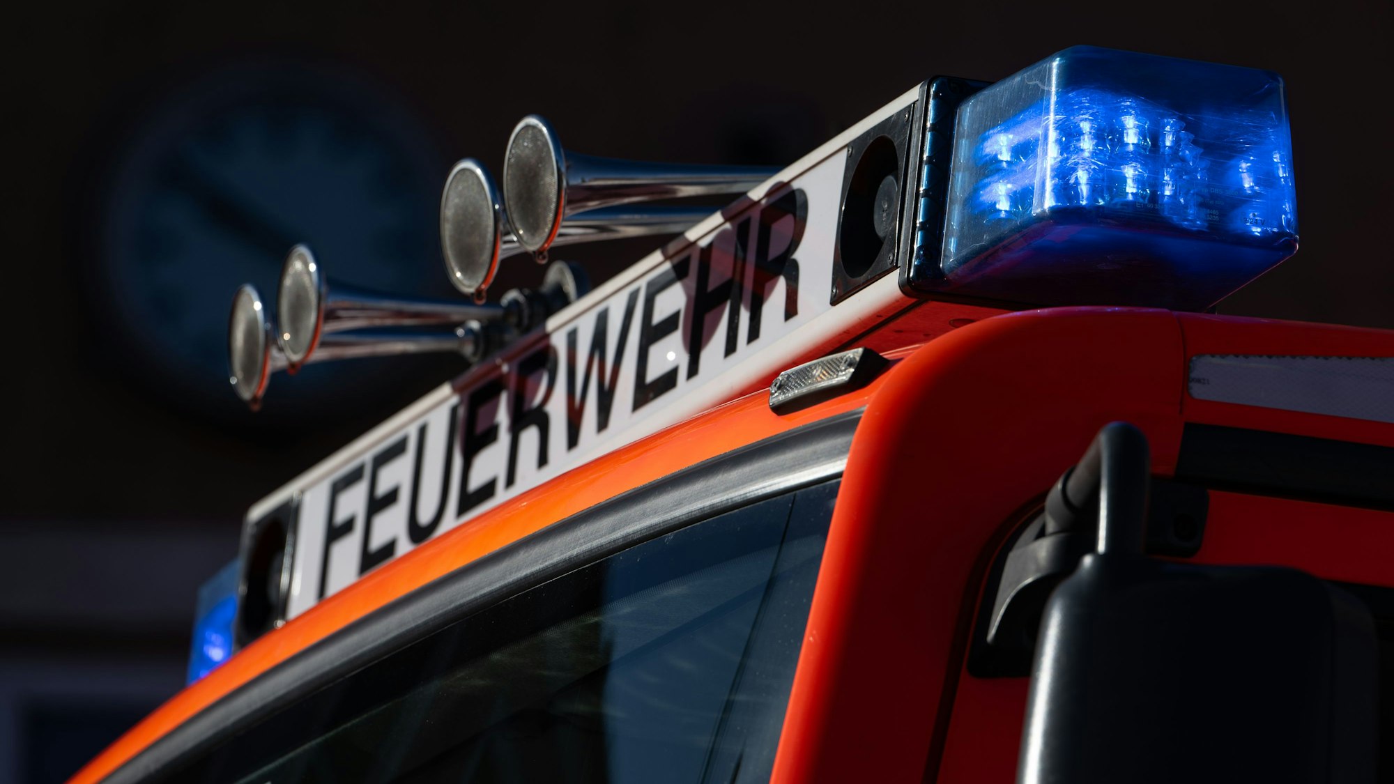 Blaulicht auf einem Einsatzfahrzeug der Feuerwehr.