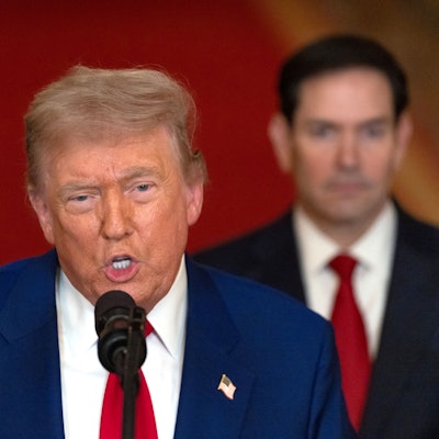 US-Präsident Donald Trump spricht im East Room des Weißen Hauses, nachdem das US-Militär drei iranische Nuklear- und Militäranlagen angegriffen hat. Im Hintergrund ist Außenminister Marco Rubio zu sehen. (Archivbild)