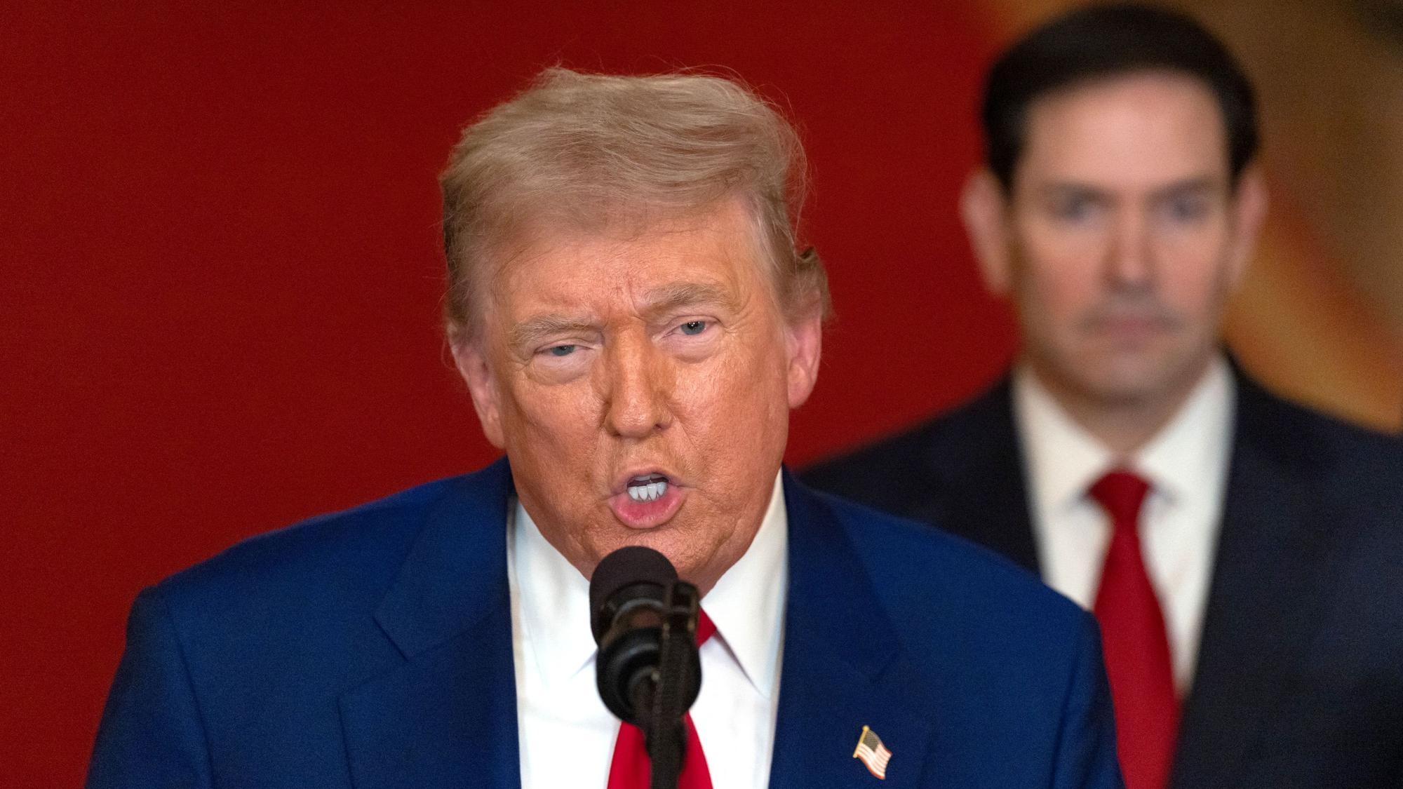 US-Präsident Donald Trump spricht im East Room des Weißen Hauses, nachdem das US-Militär drei iranische Nuklear- und Militäranlagen angegriffen hat. Im Hintergrund ist Außenminister Marco Rubio zu sehen. (Archivbild)
